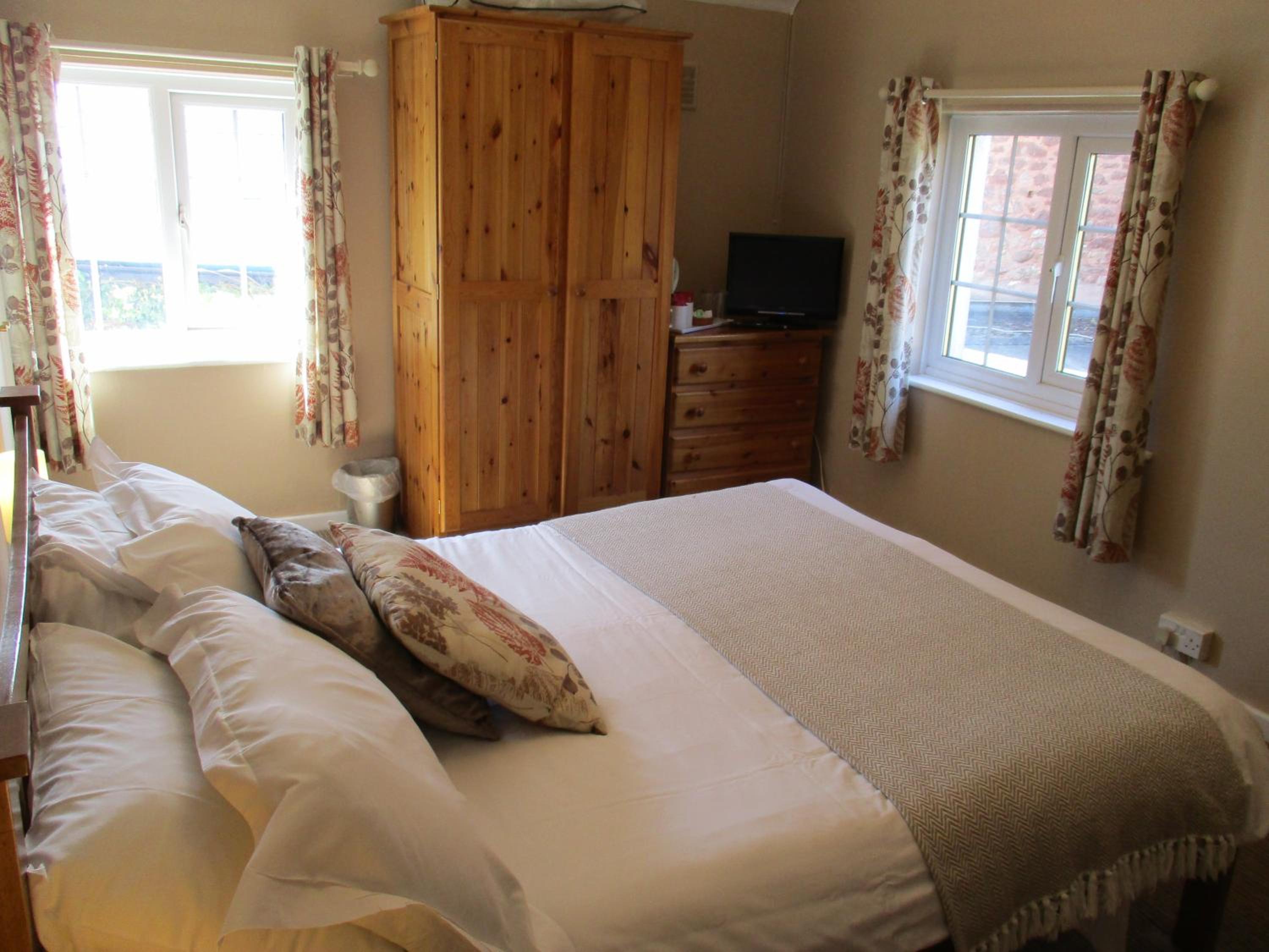 Double Room with En-Suite Bathroom - Photo 1