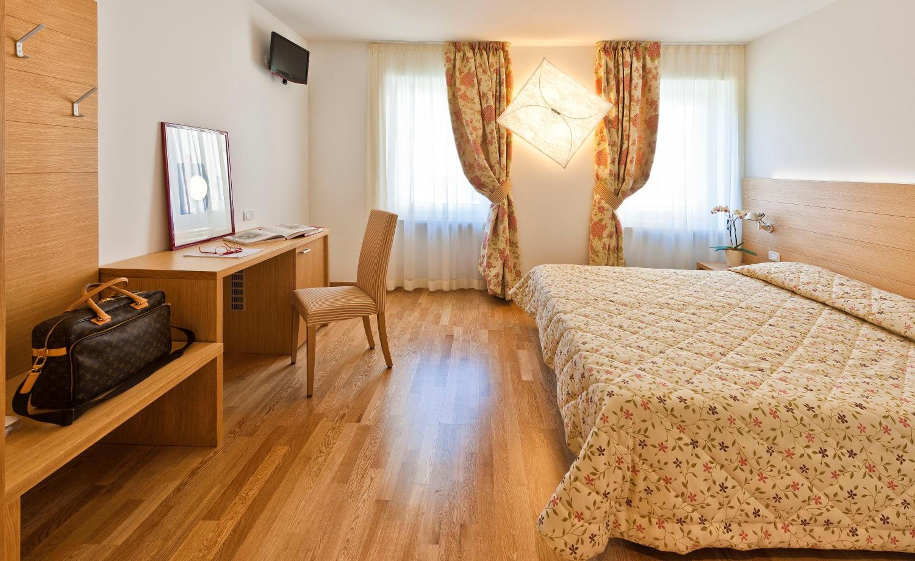 Standard Double or Twin Room - Photo 1