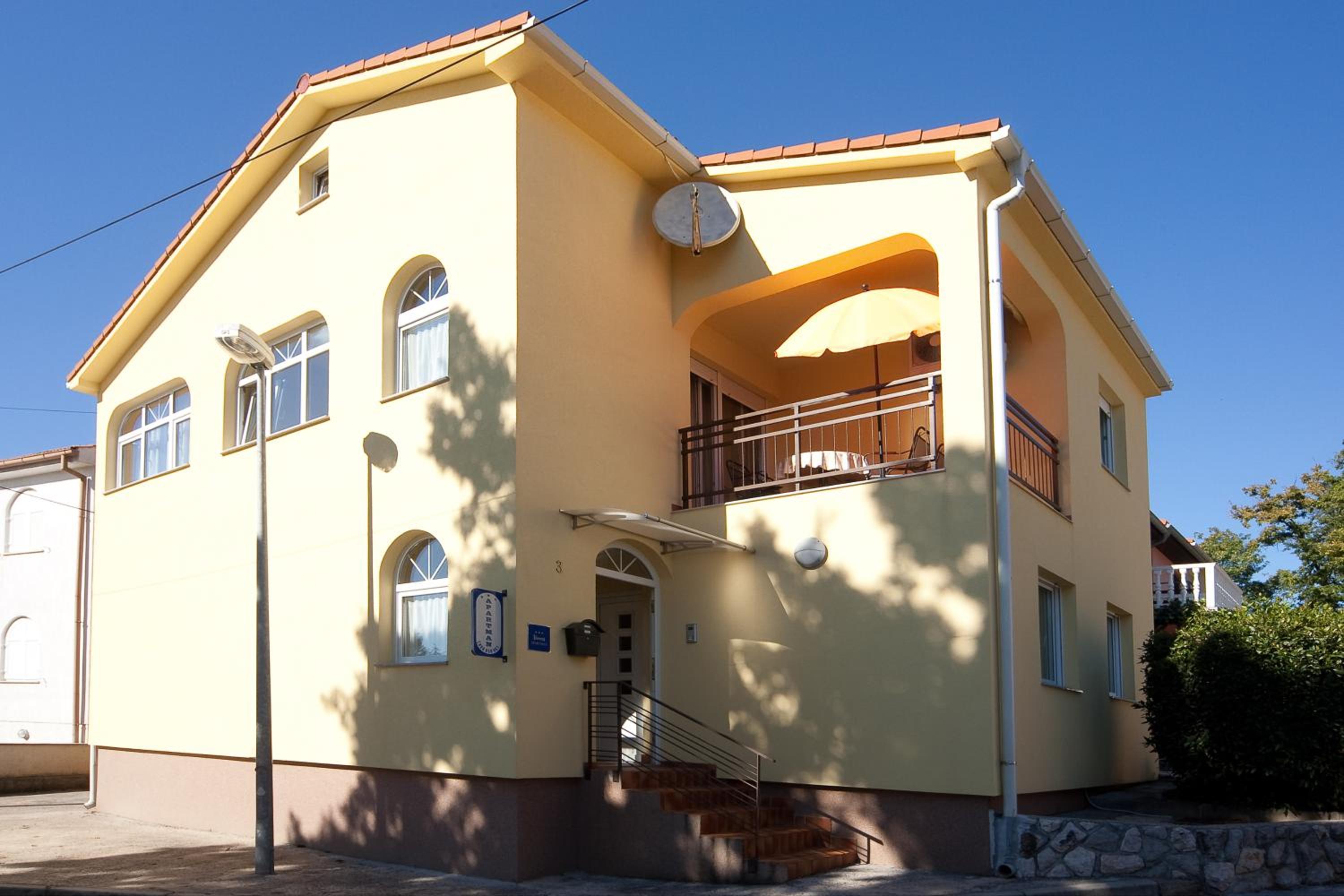 Apartment with Terrace - Photo 2