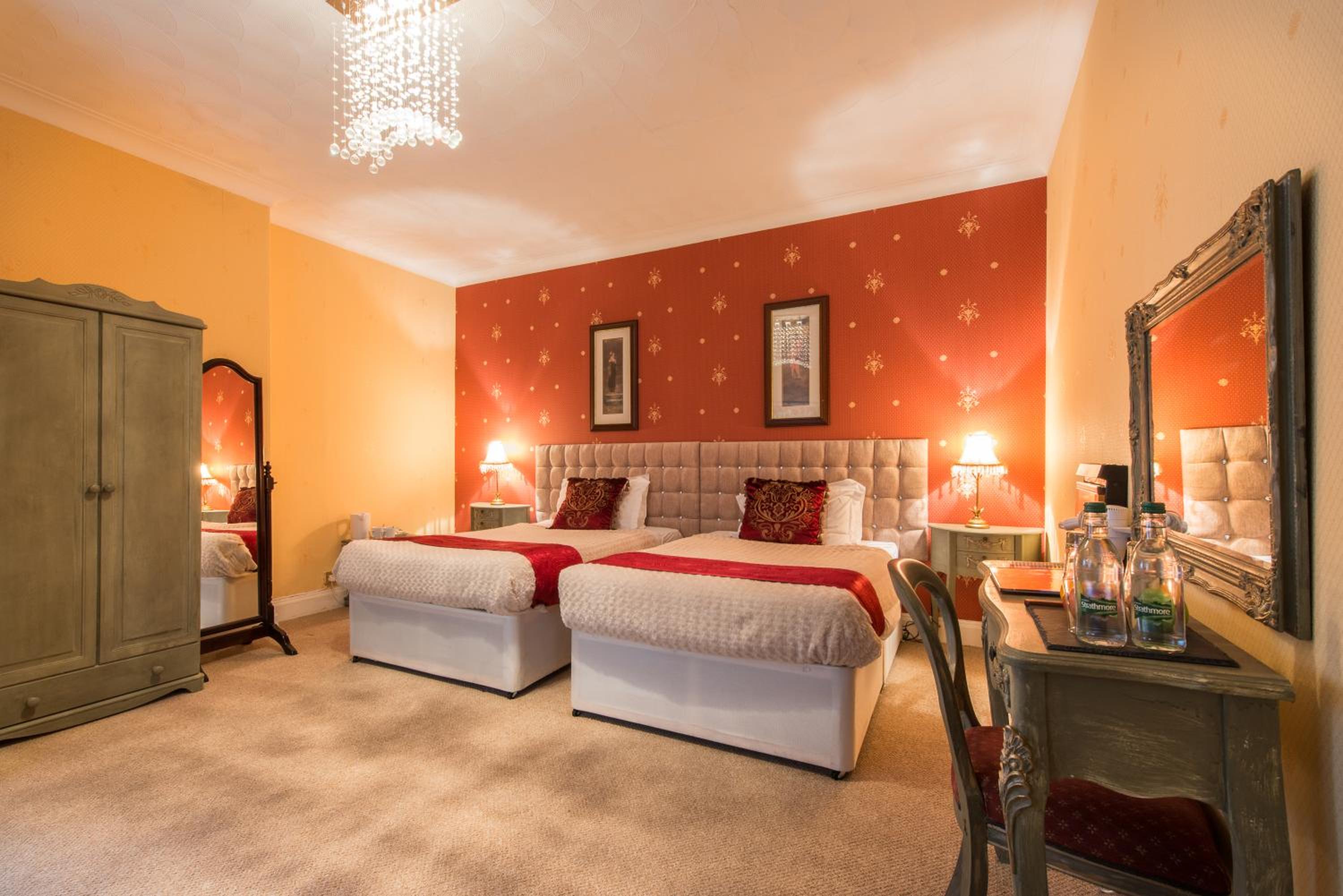 Large Twin Room - Photo 1