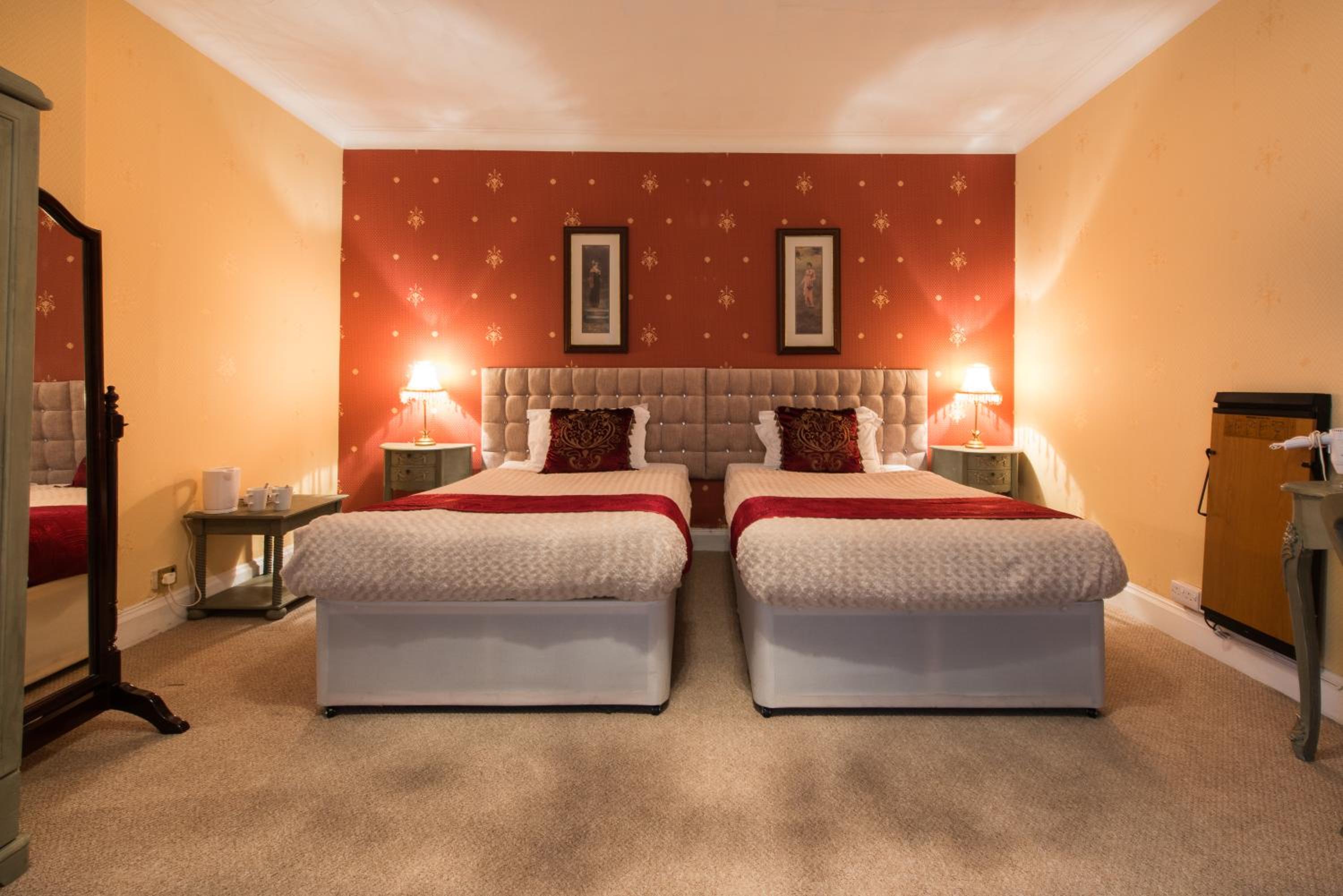 Large Twin Room - Photo 3