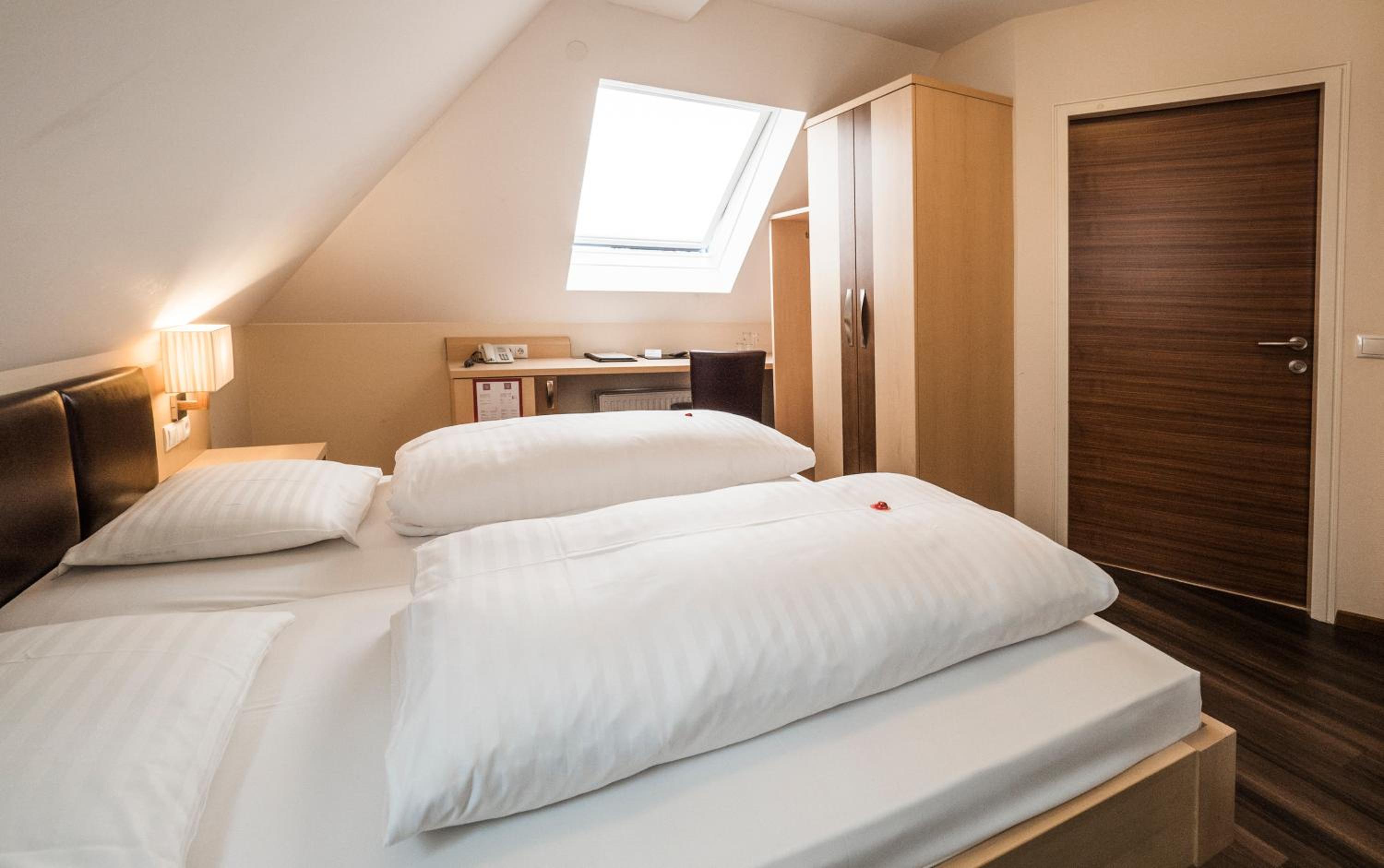 Standard Double Room - Photo 7