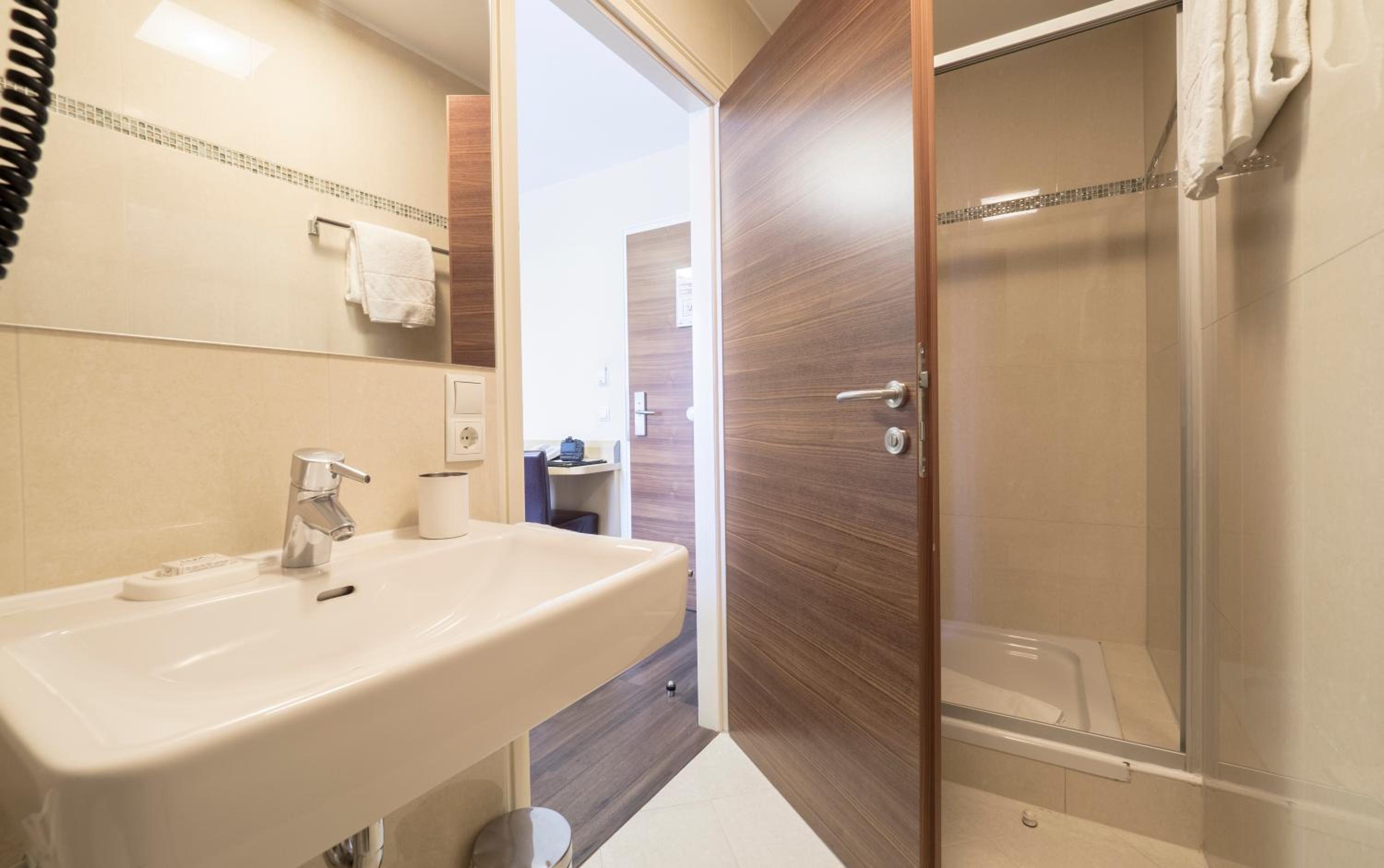 Standard Double Room - Photo 6