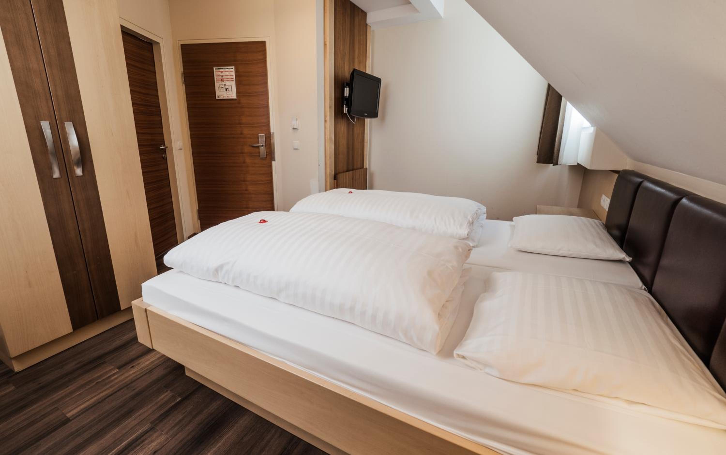 Standard Double Room - Photo 1