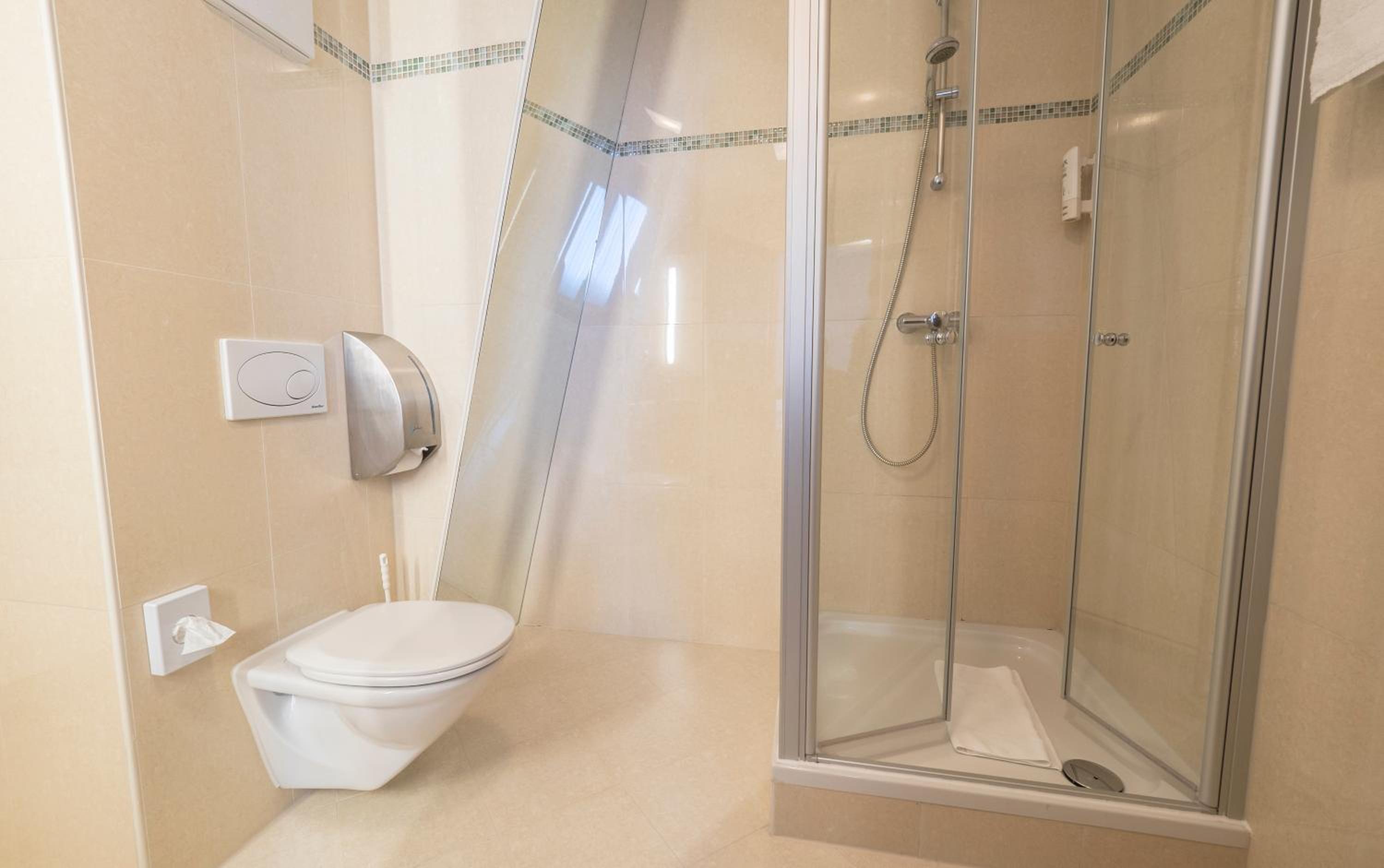 Standard Double Room - Photo 17