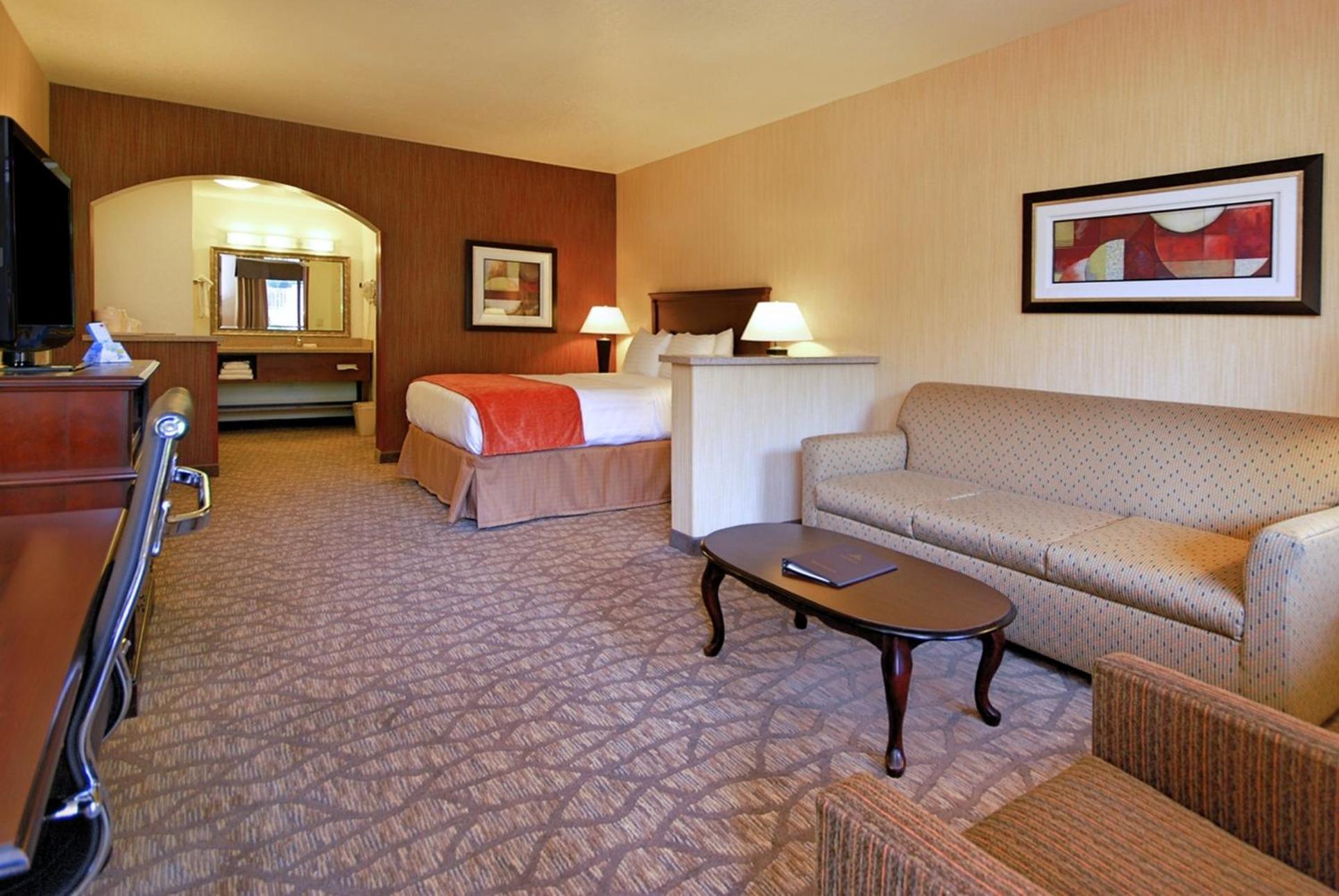 Queen Suite with Sofa Bed - Photo 1