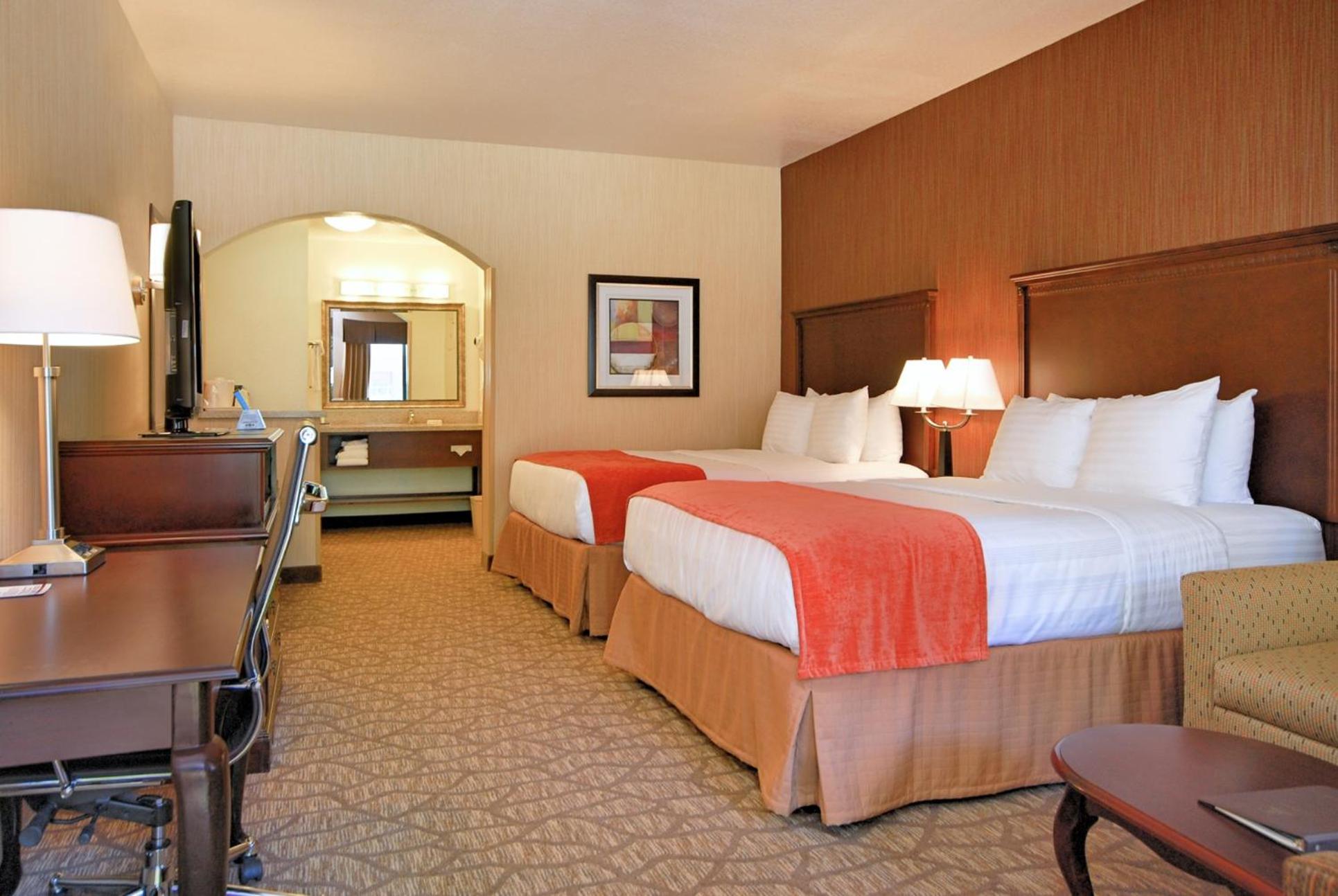 Queen Room with Two Queen Beds - Non-Smoking - Photo 6