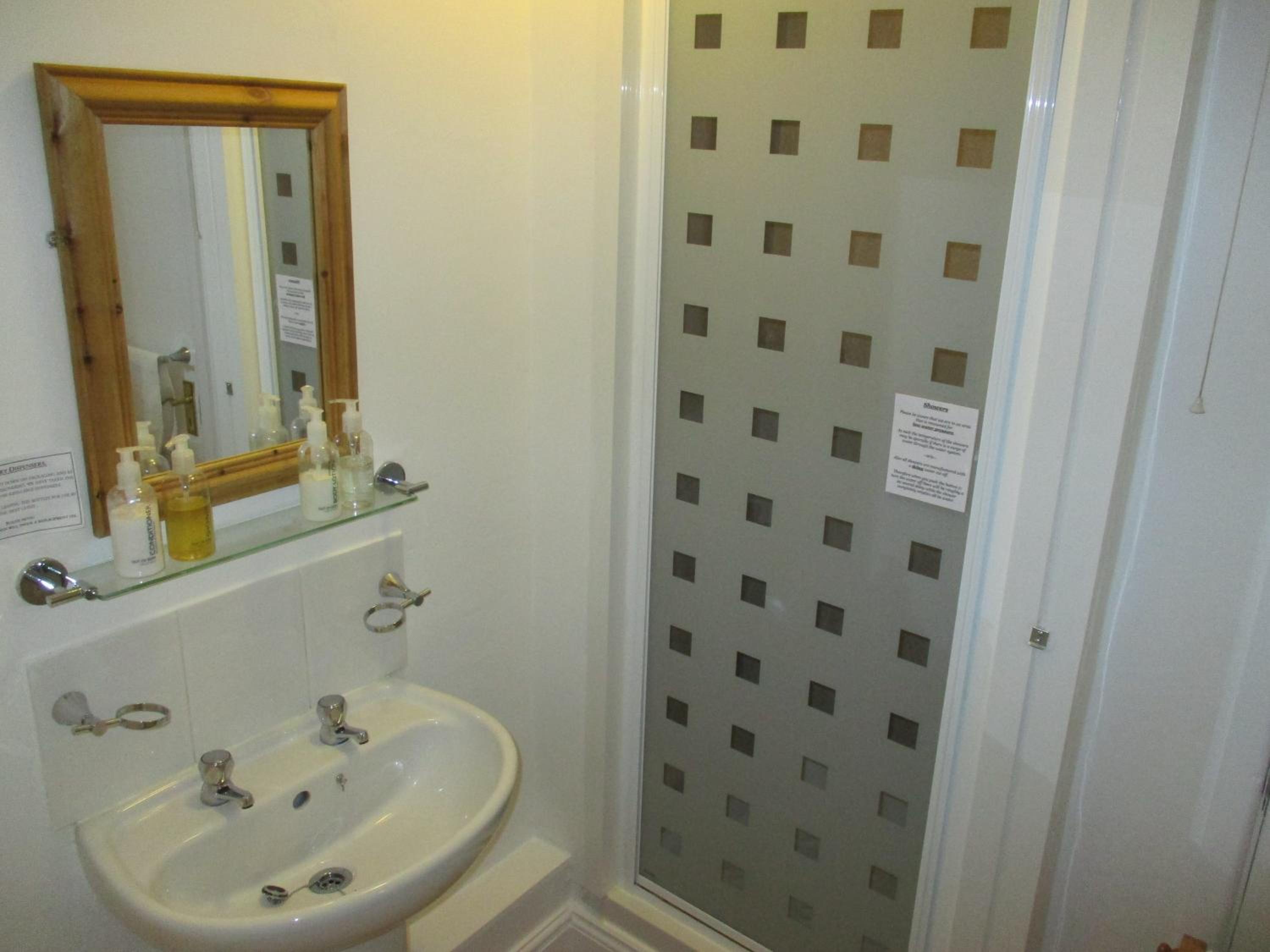Double Room with En Suite Shower - Photo 2