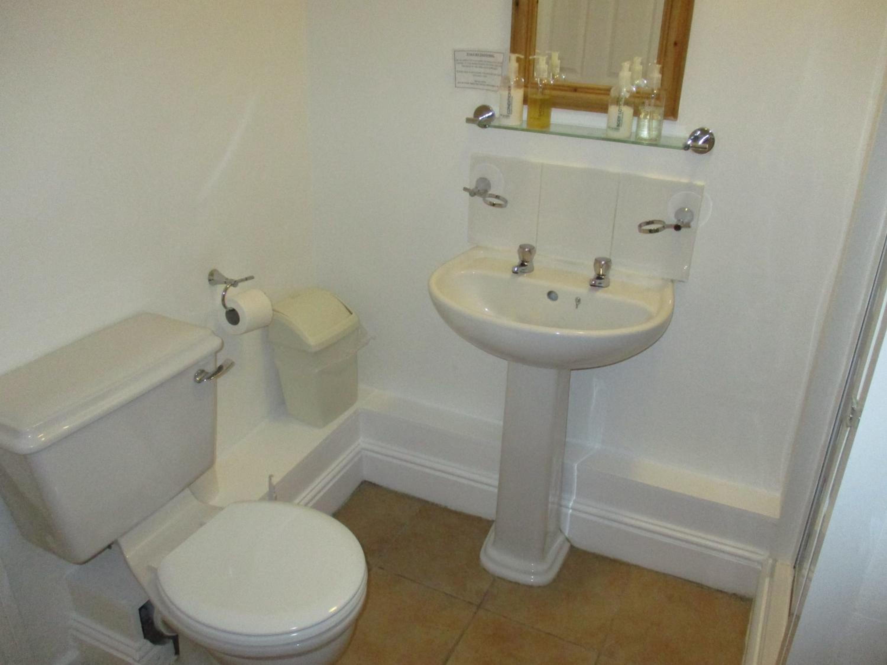 Double Room with En Suite Shower - Photo 3