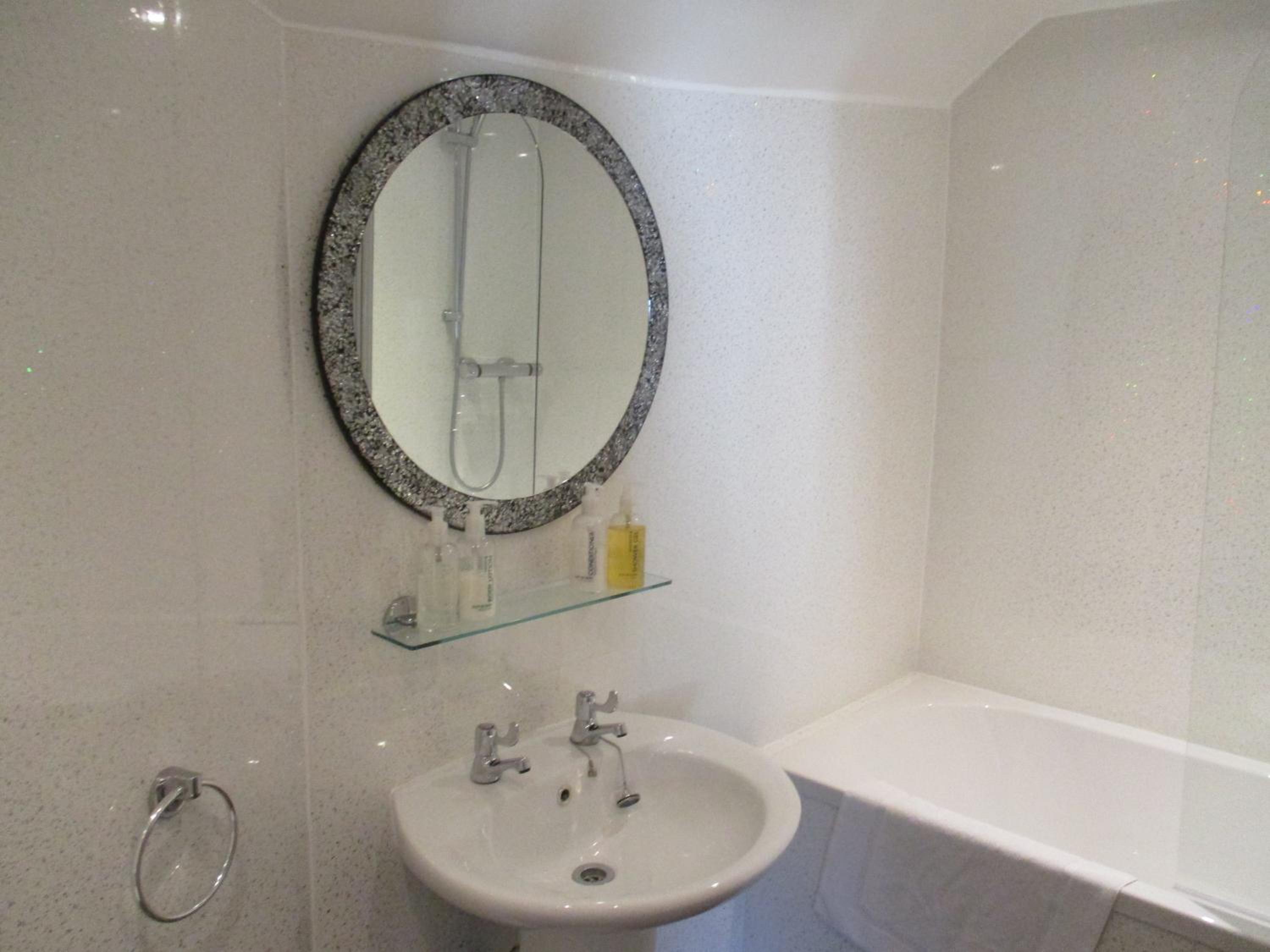 Double Room with En-Suite Bathroom - Photo 5