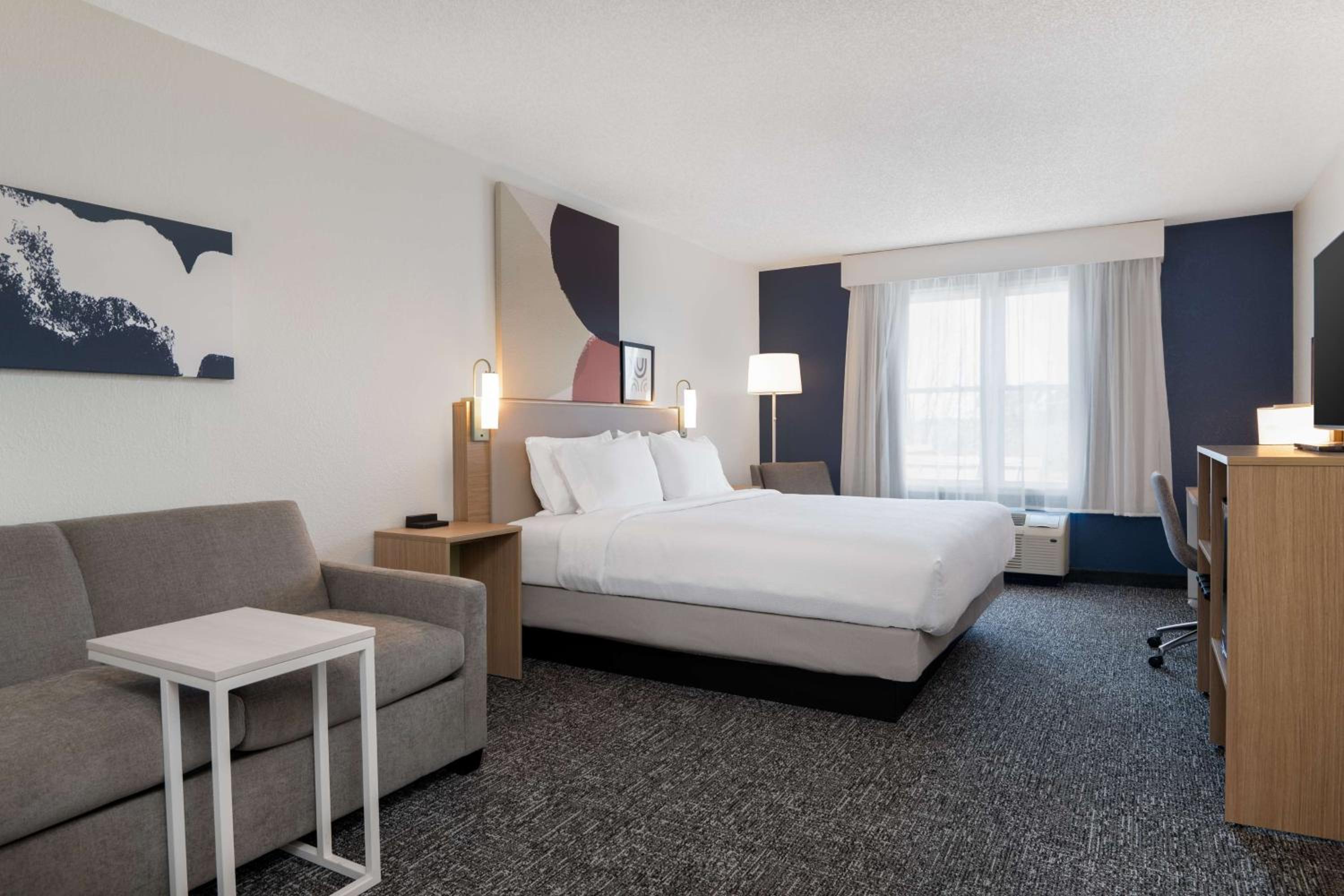 King Room with Sofa Bed - Non-Smoking photo 1