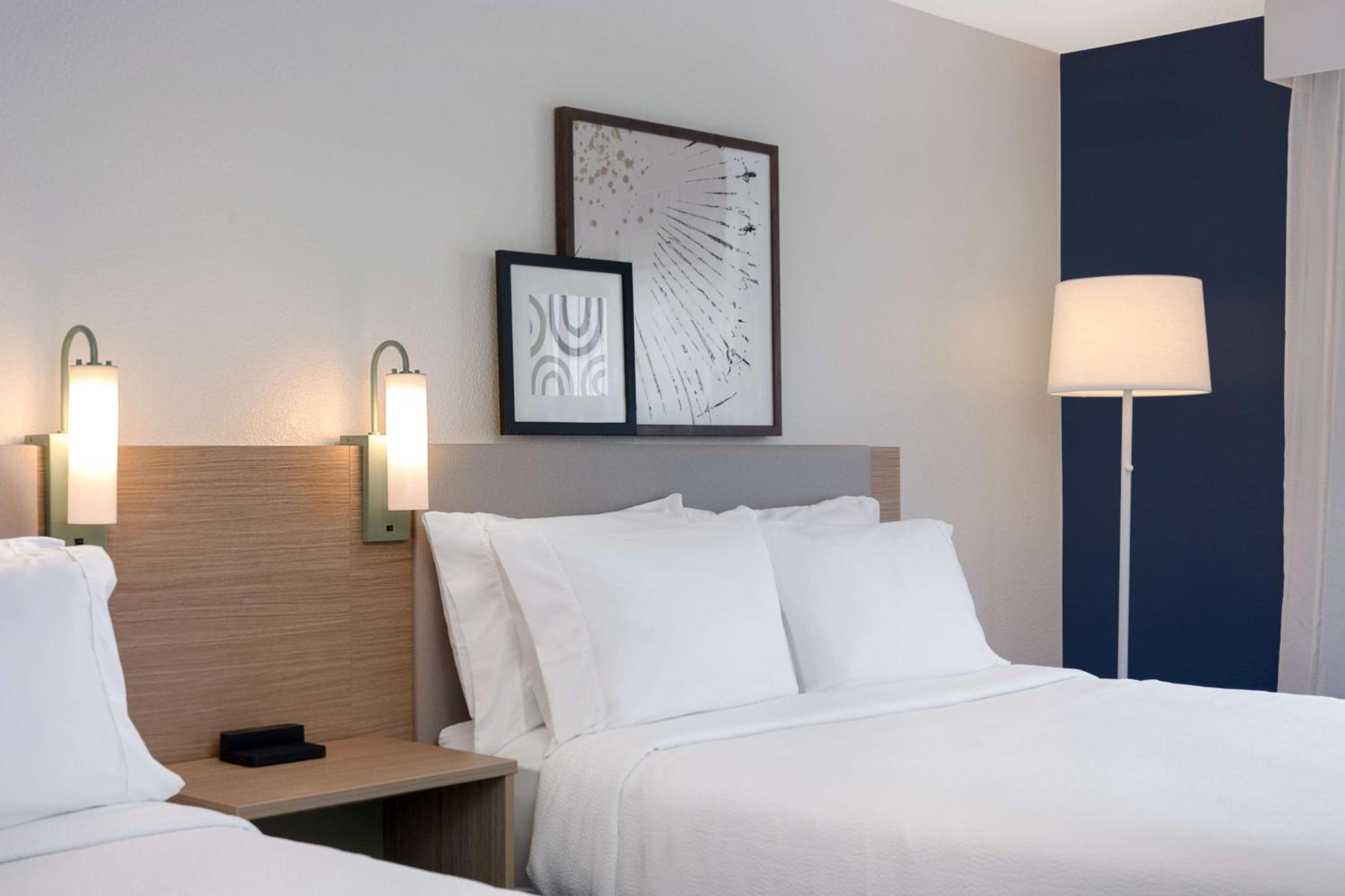 Queen Room with Two Queen Beds photo 1