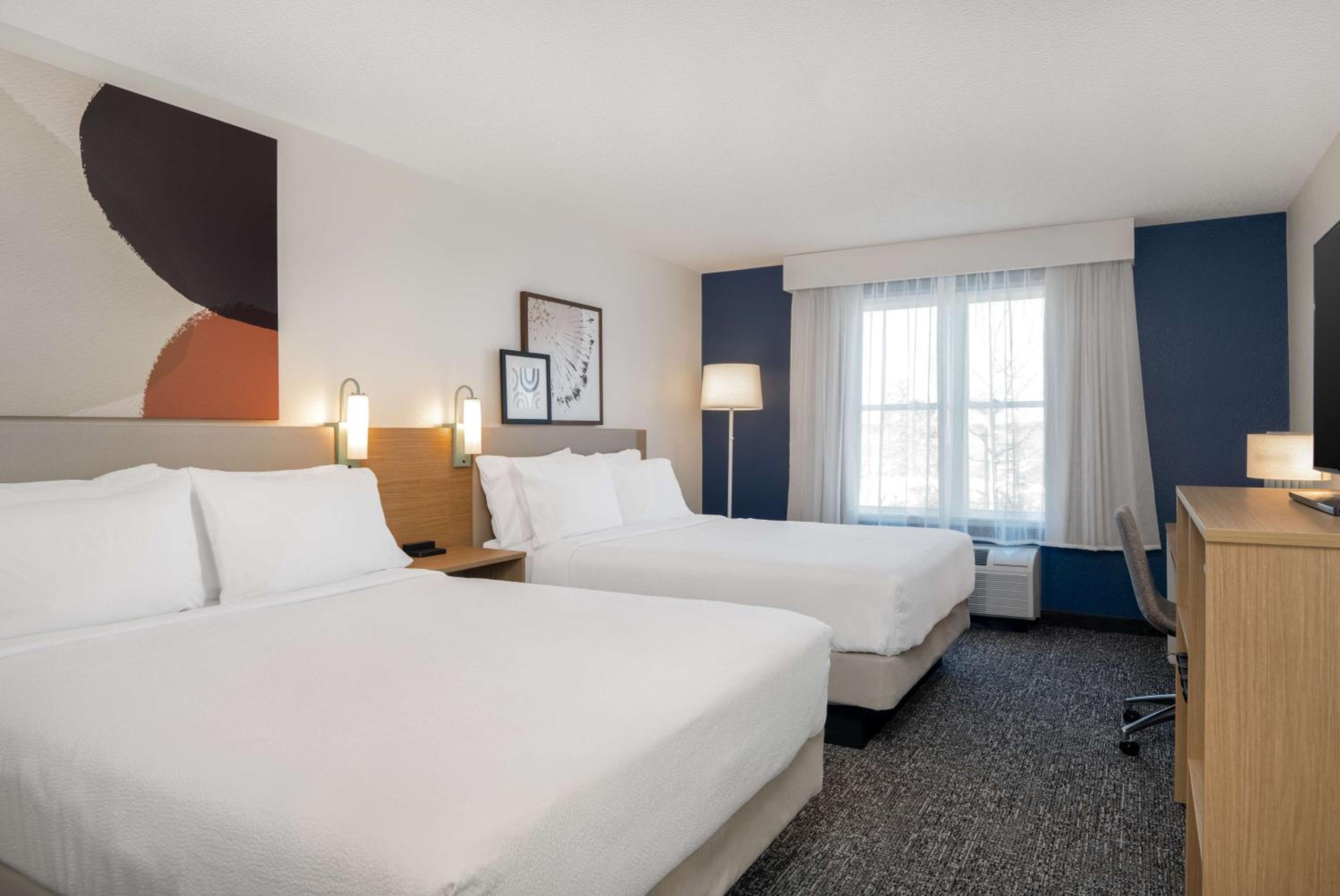 Queen Room with Two Queen Beds photo 2