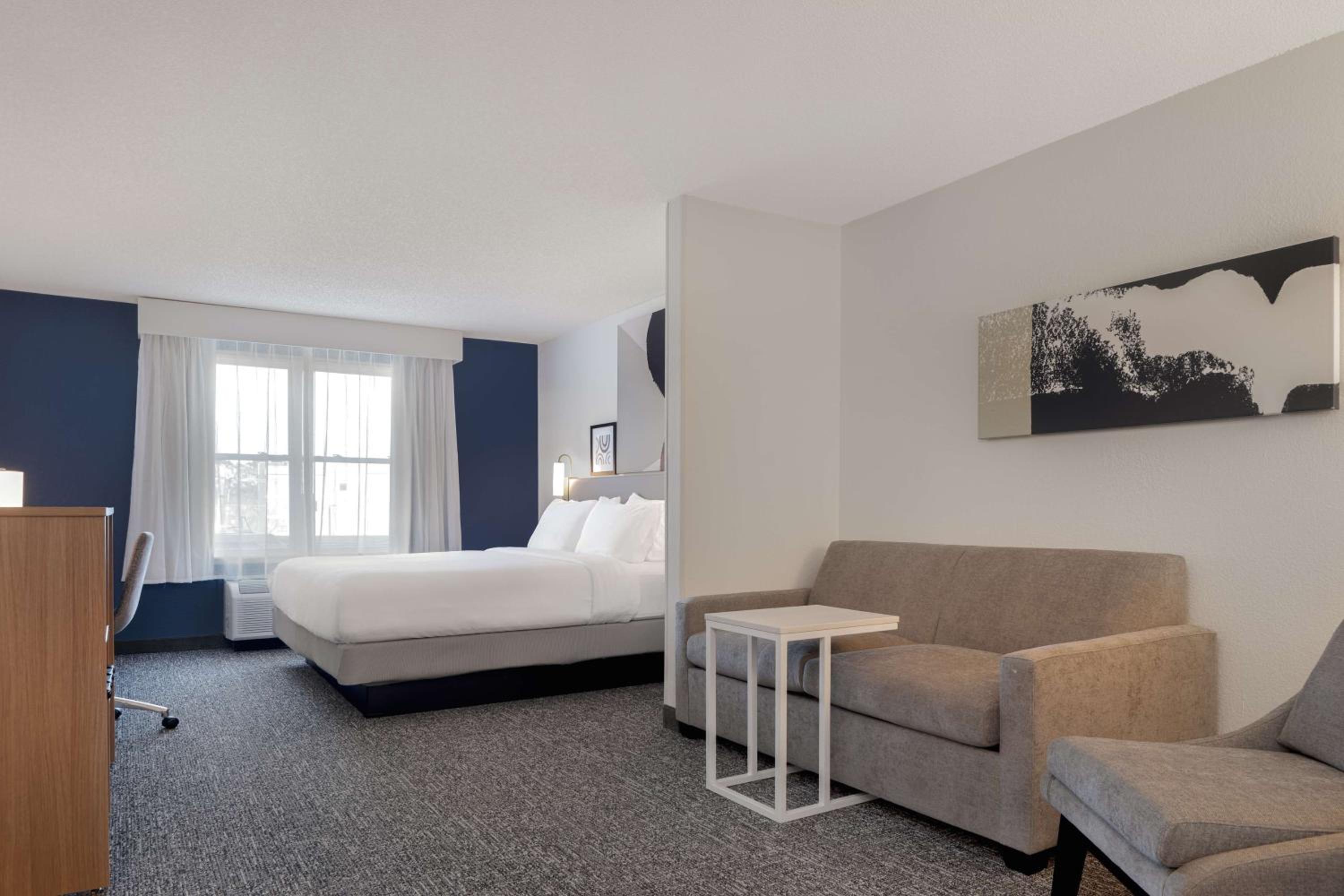 King Room with Sofa Bed - Non-Smoking photo 2