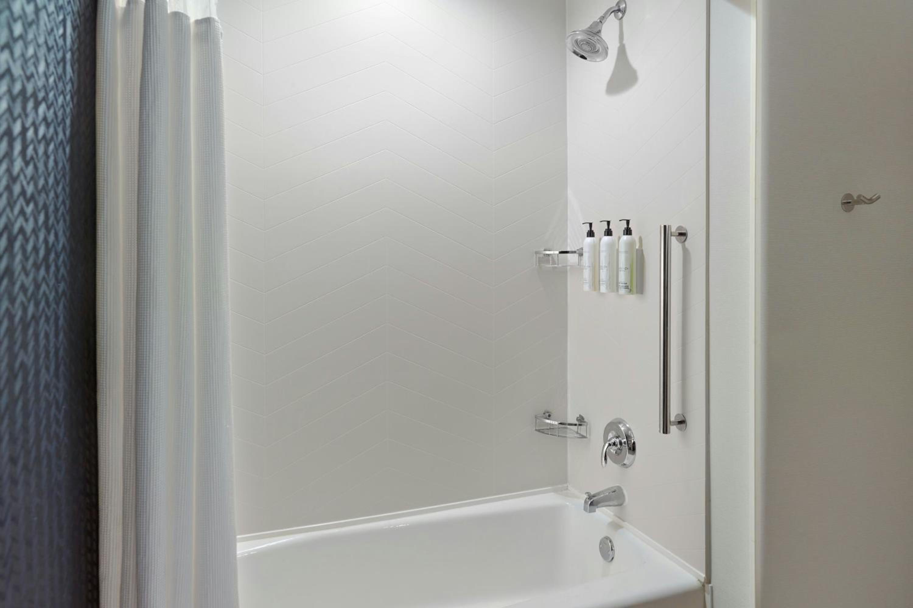 Queen Suite with Two Queen Beds, Bathtub and Sofa Bed - Mobility Access/Hearing Accessible photo 3