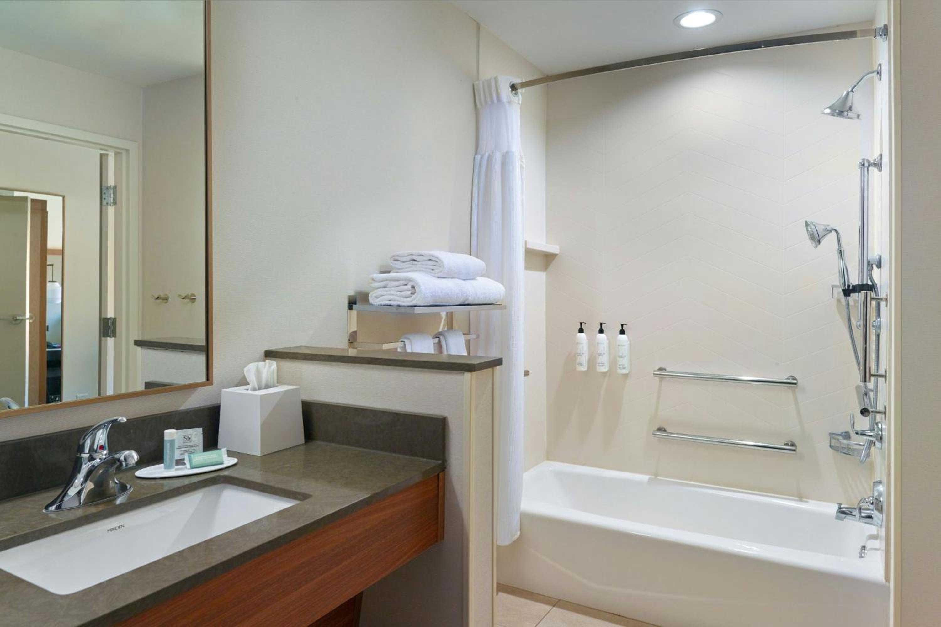 Queen Suite with Two Queen Beds, Bathtub and Sofa Bed - Mobility Access/Hearing Accessible photo 2