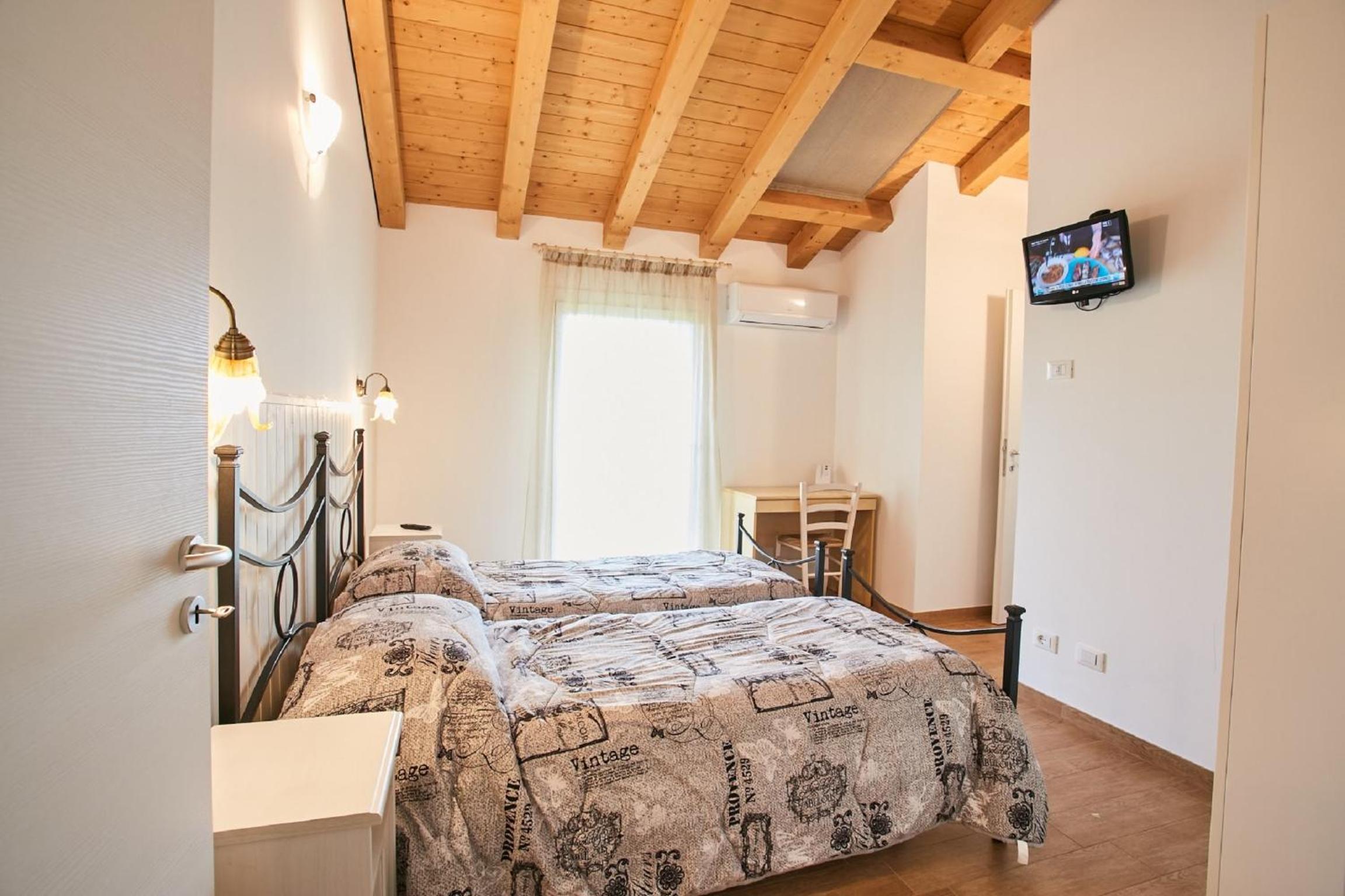 Twin Room with Private Bathroom - Photo 1