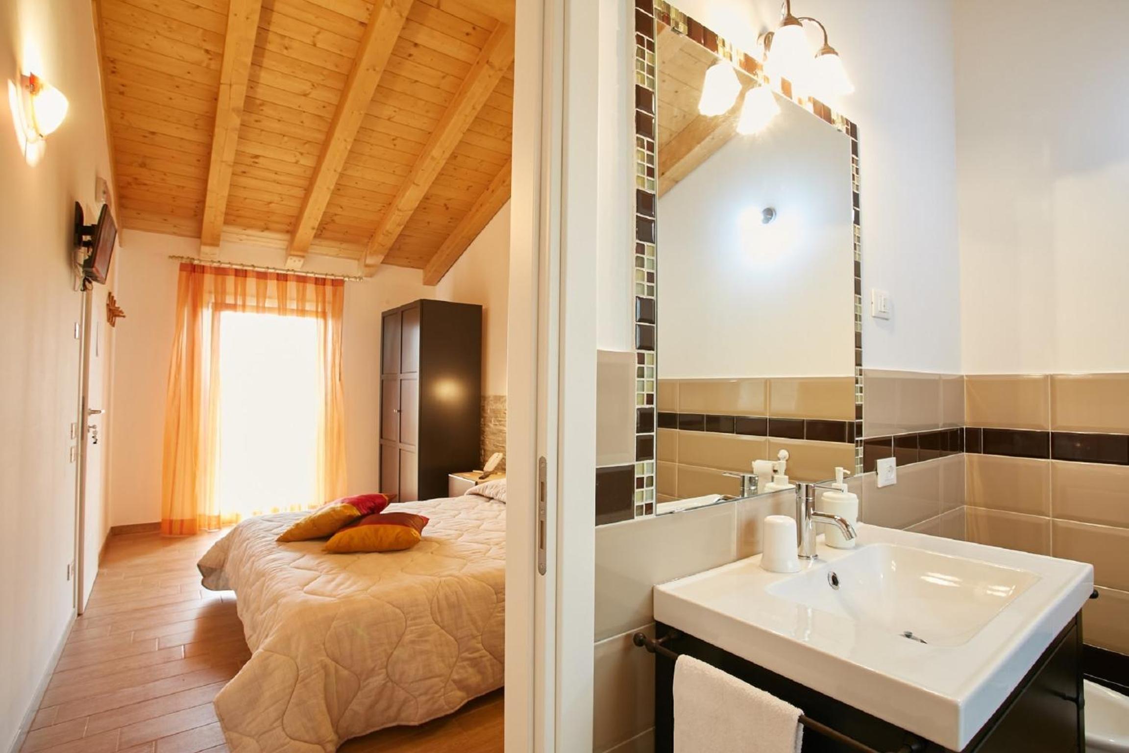 Deluxe Double Room with Extra Bed - Photo 8