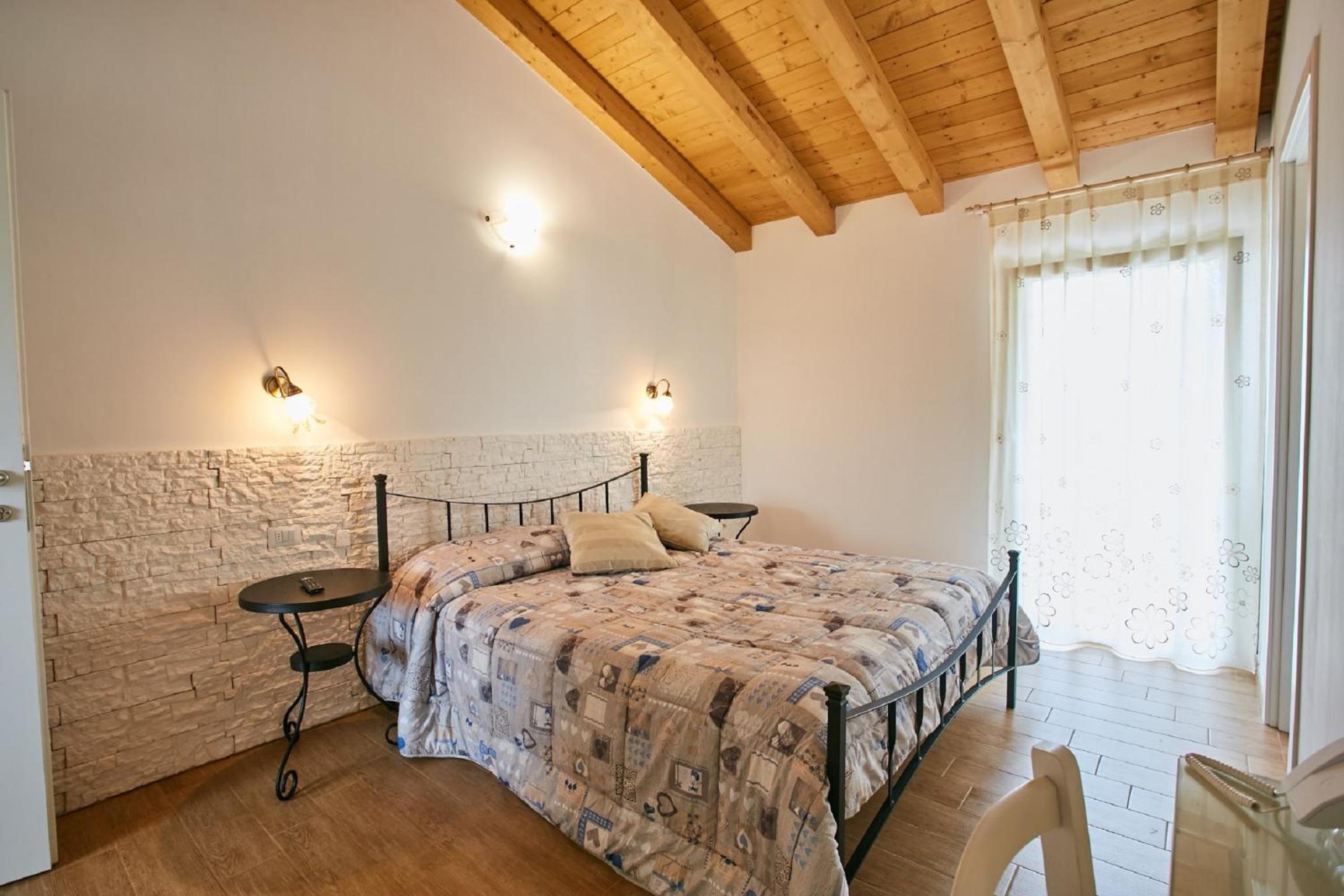 Double Room with Private Bathroom - Photo 4