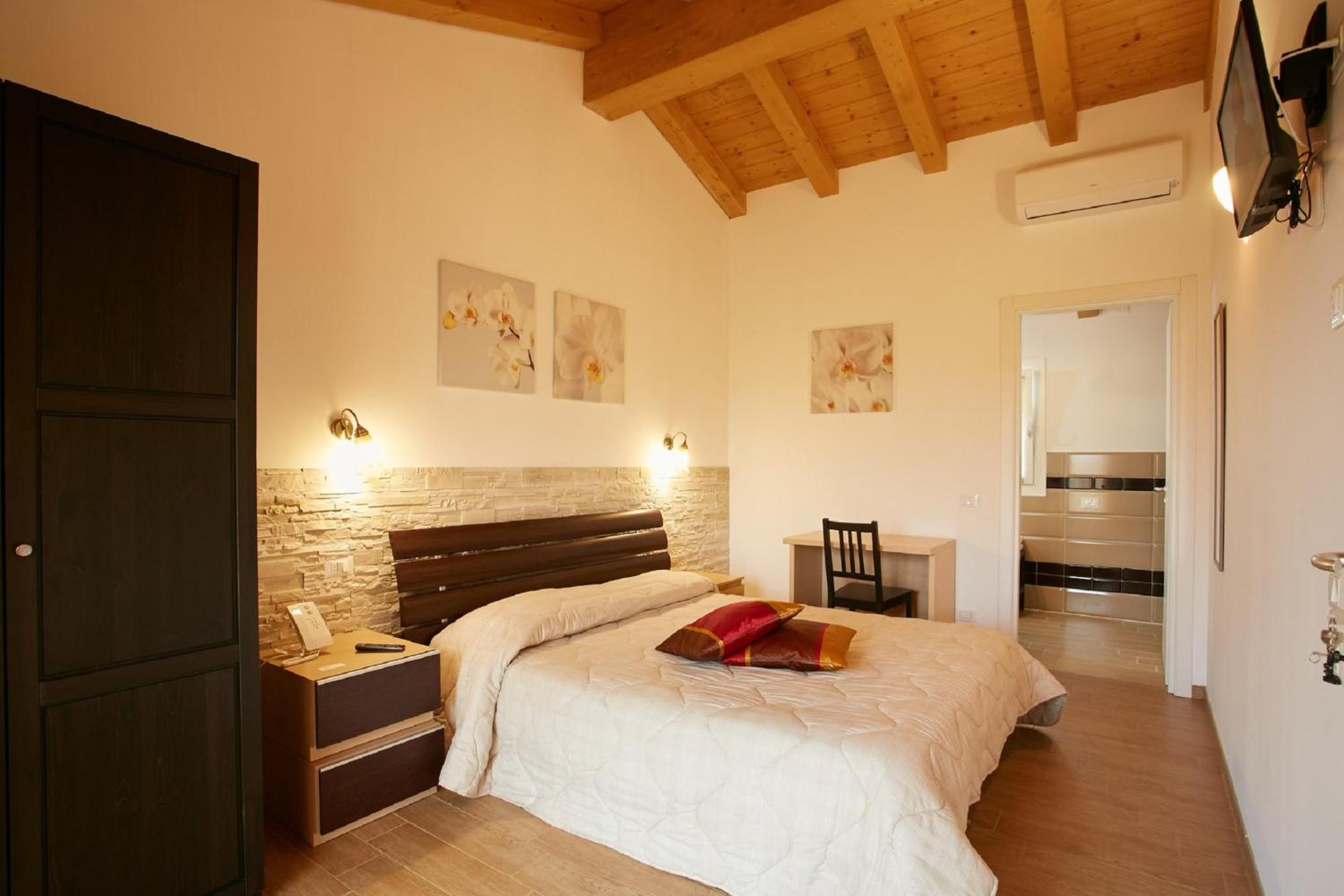 Deluxe Double Room with Extra Bed - Photo 1