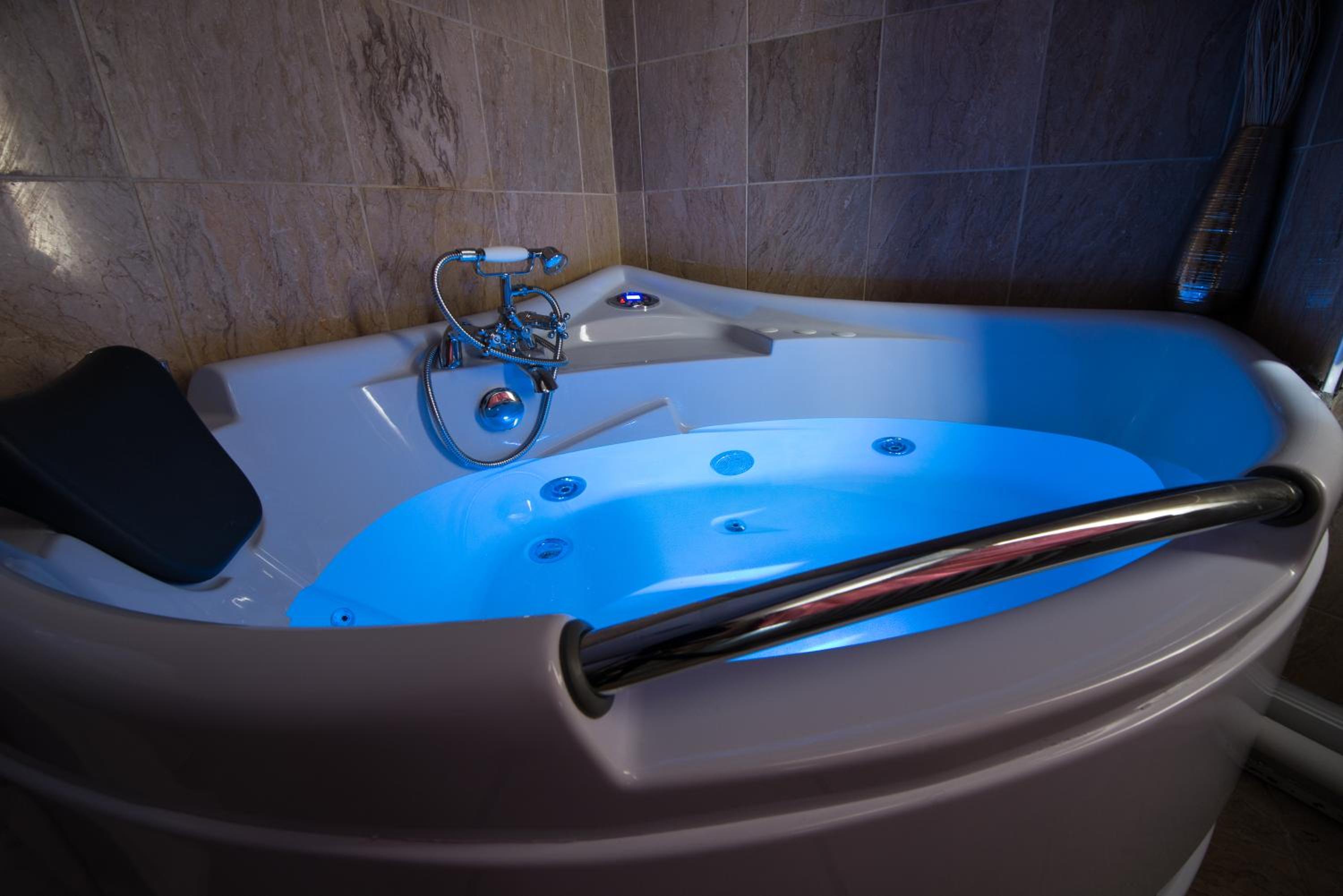 King Room with Whirlpool photo 2