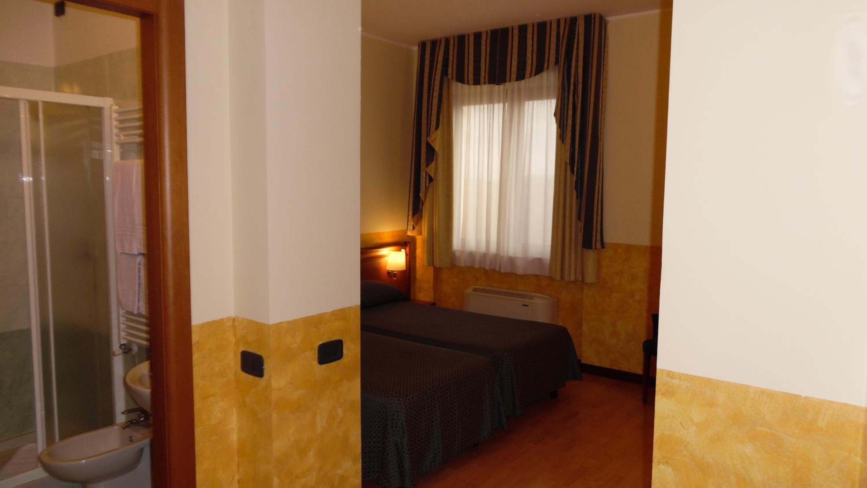 Twin Room - Photo 1