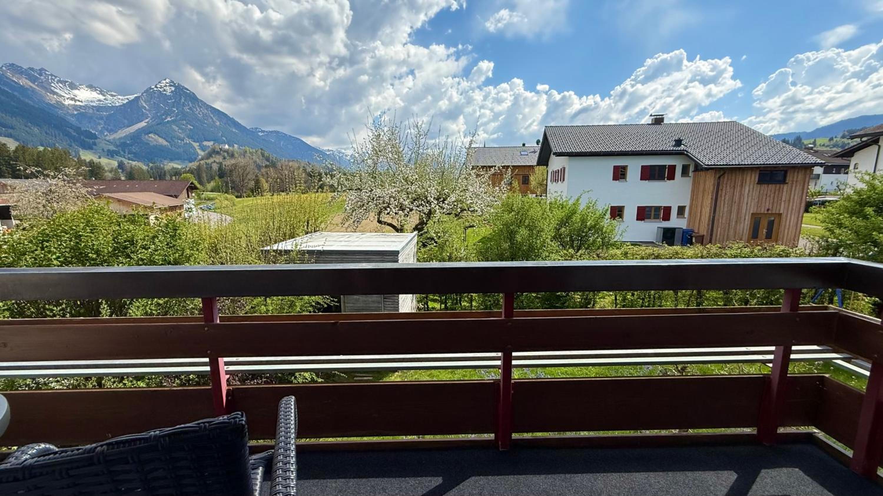 One-Bedroom Apartment with Balcony and Mountain View   photo 3
