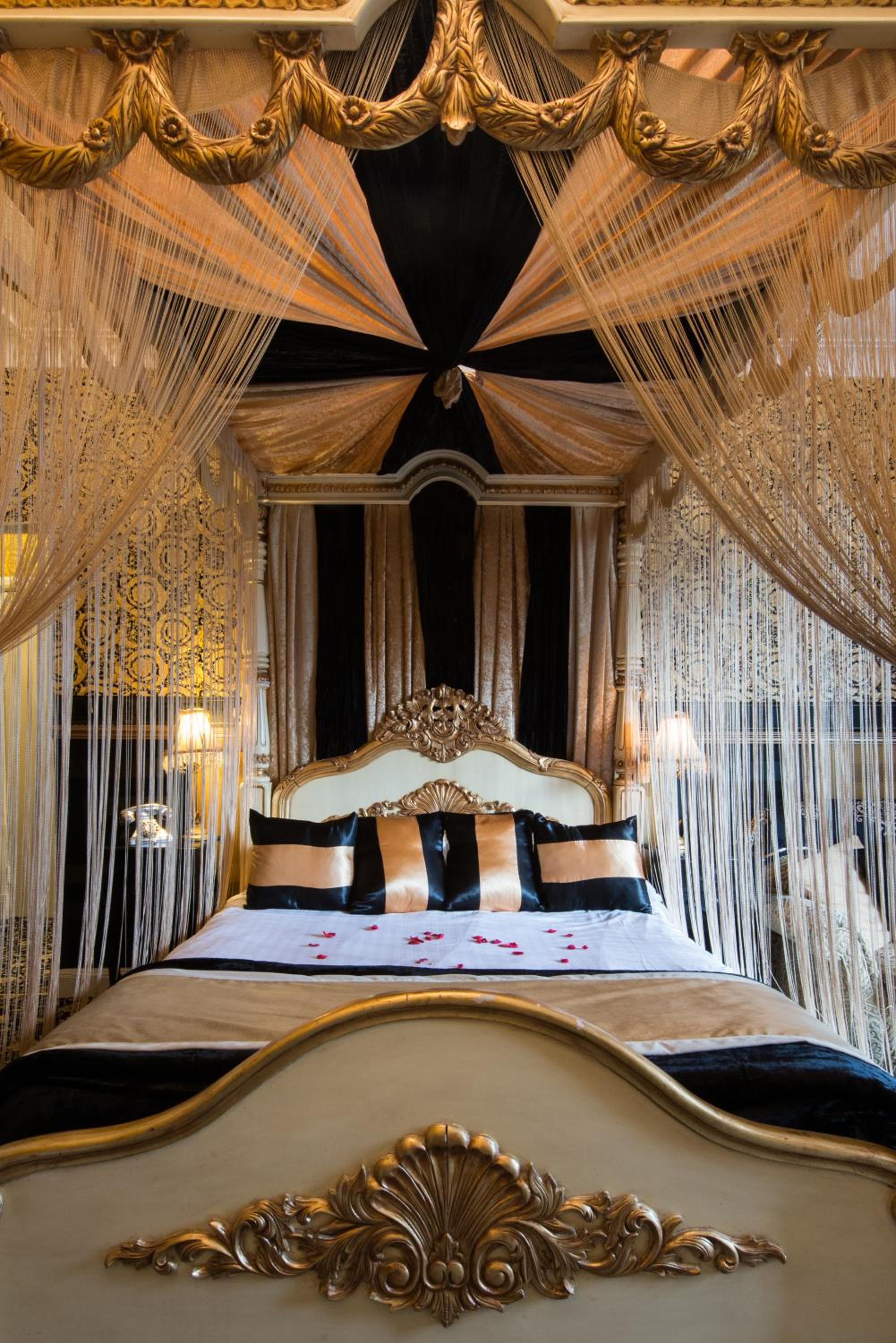 King Room with Whirlpool photo 3