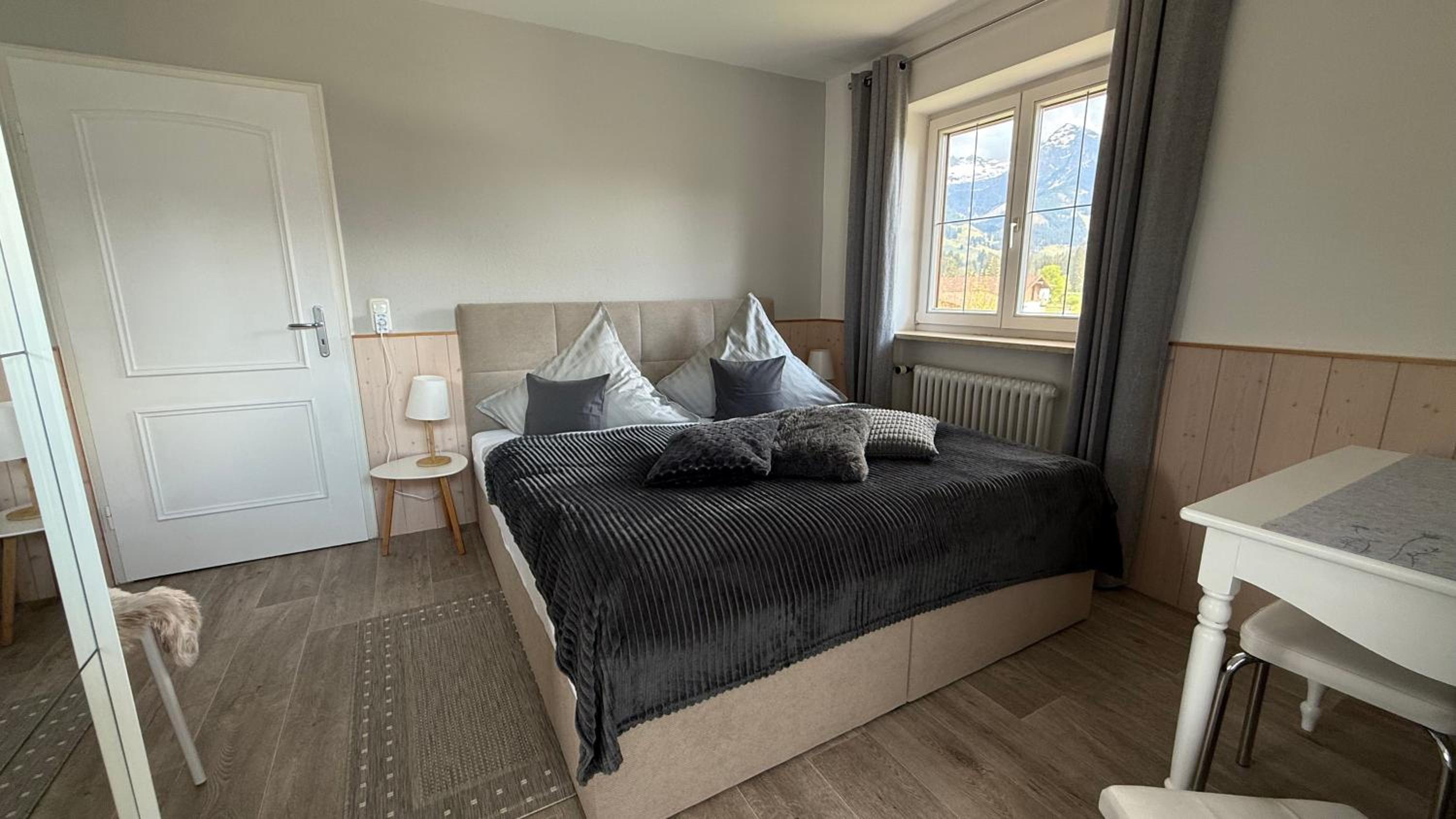 One-Bedroom Apartment with Balcony and Mountain View   photo 2