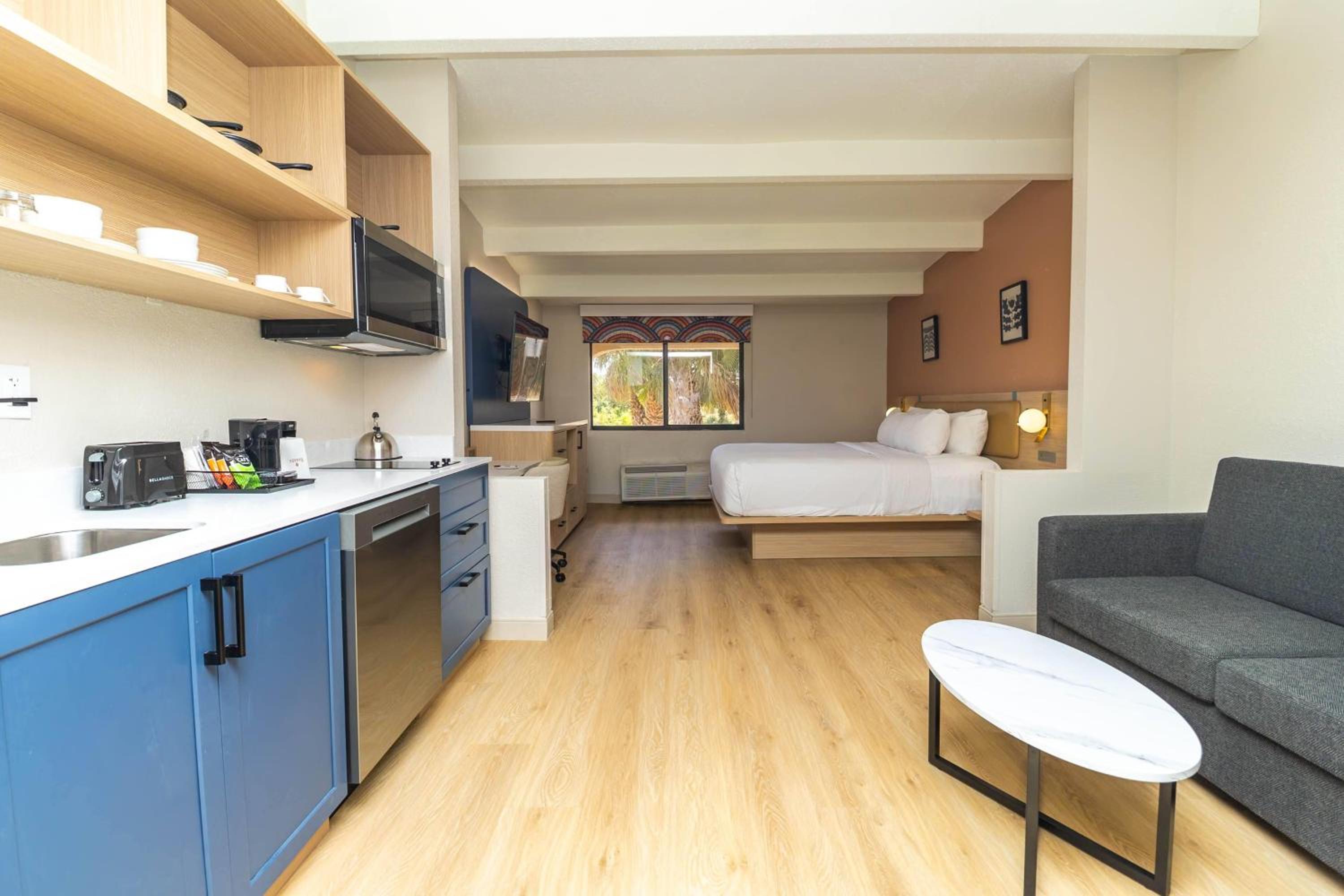 King Studio Suite with Kitchen - Non-Smoking - Photo 1