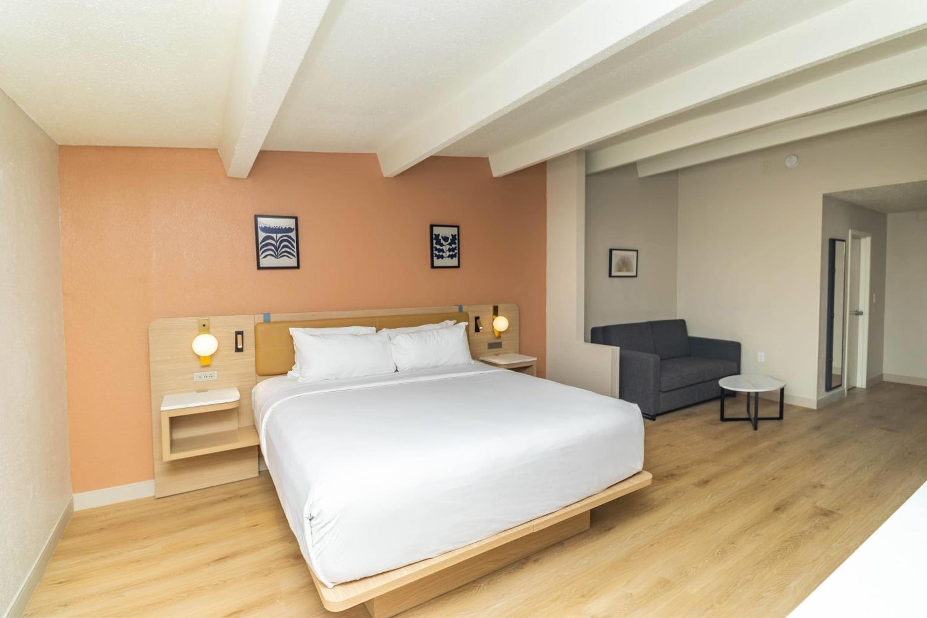King Suite with One King Bed and Chaise Lounge - Non-Smoking - Photo 2