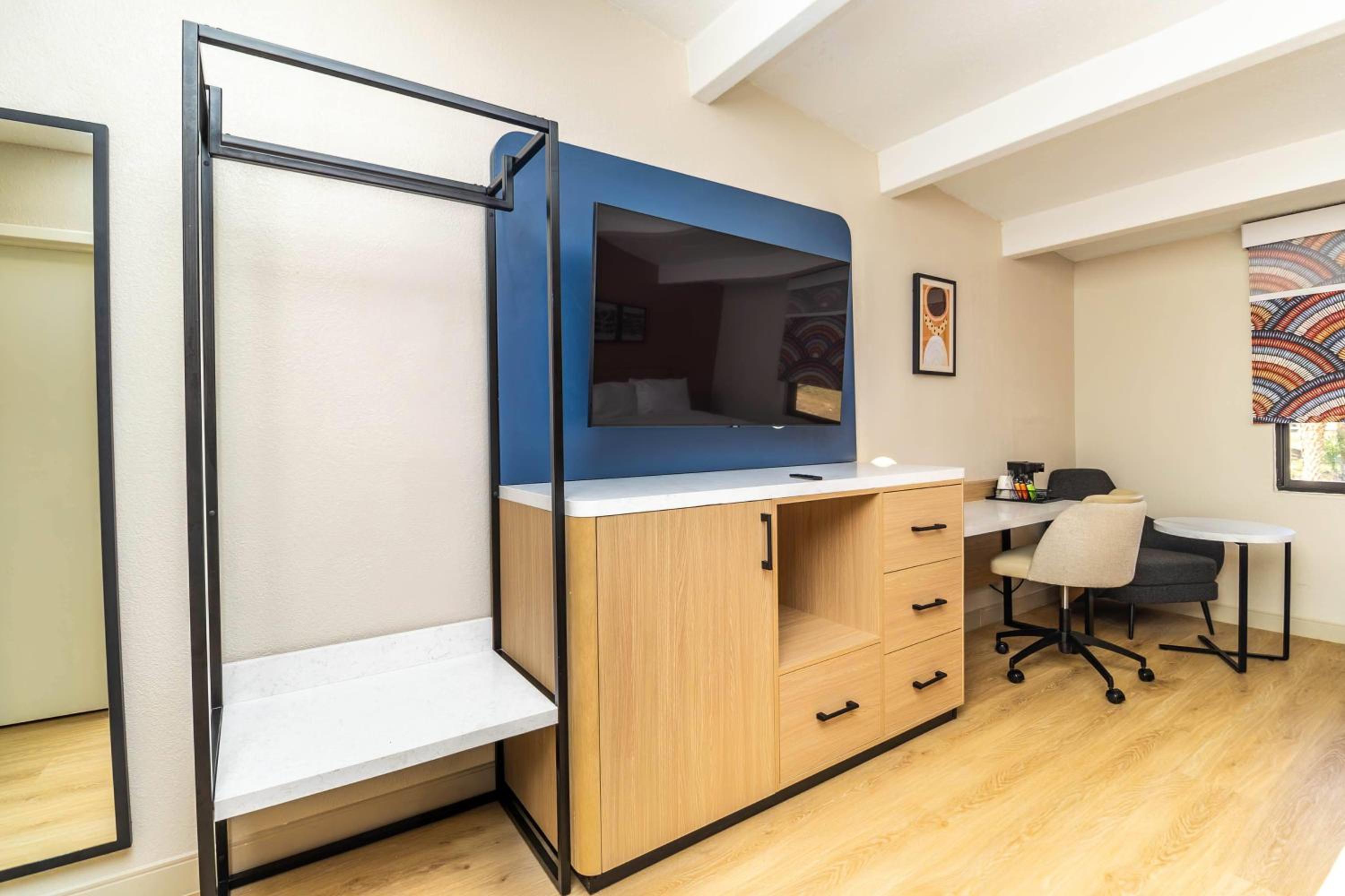 Queen Room with Two Queen Beds - Non-Smoking - Photo 1