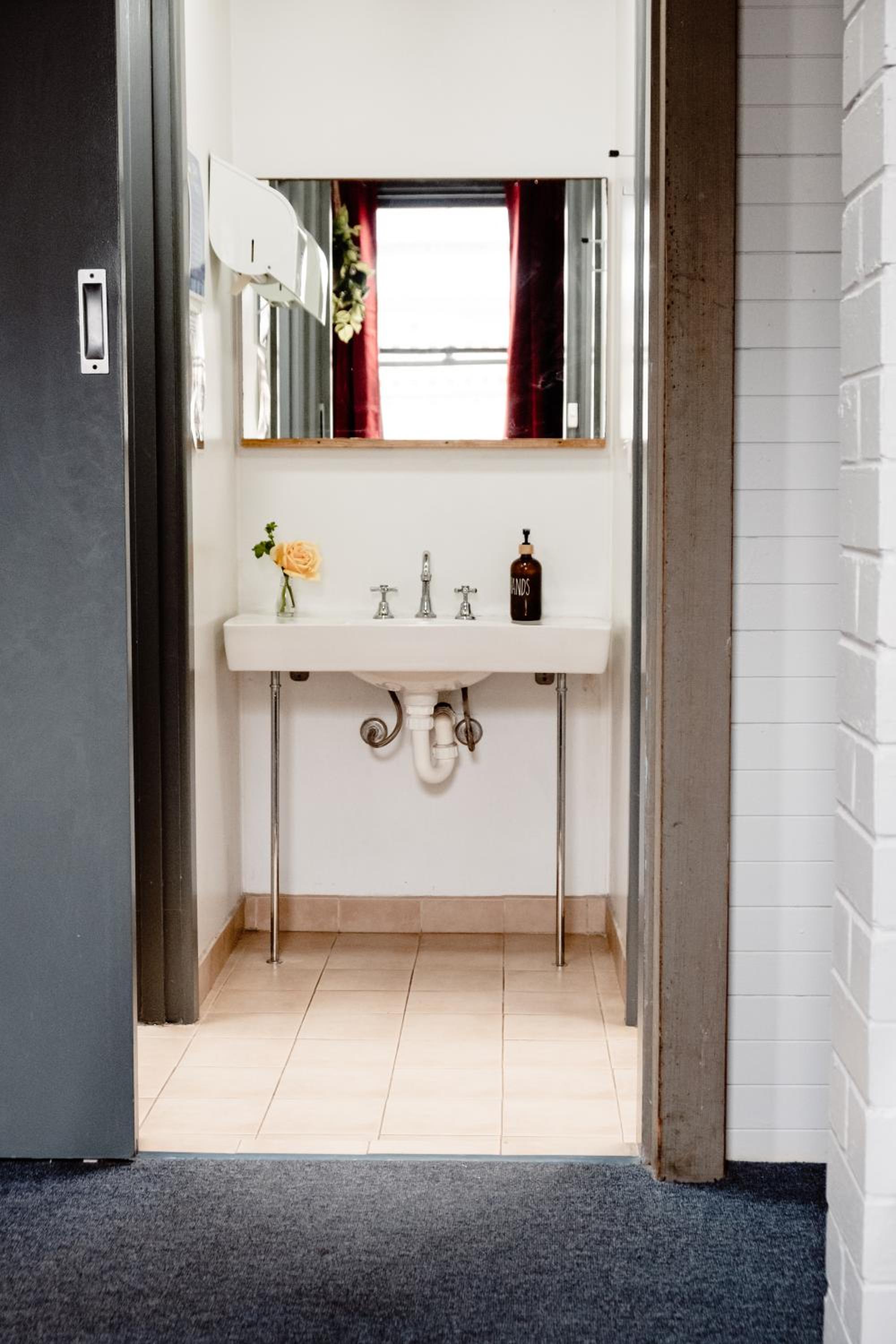 King or Twin Room with Private Bathroom - Photo 4