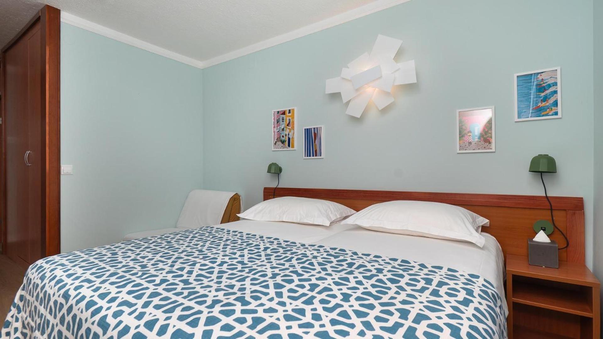 Twin Room with Balcony and Courtyard View photo 3