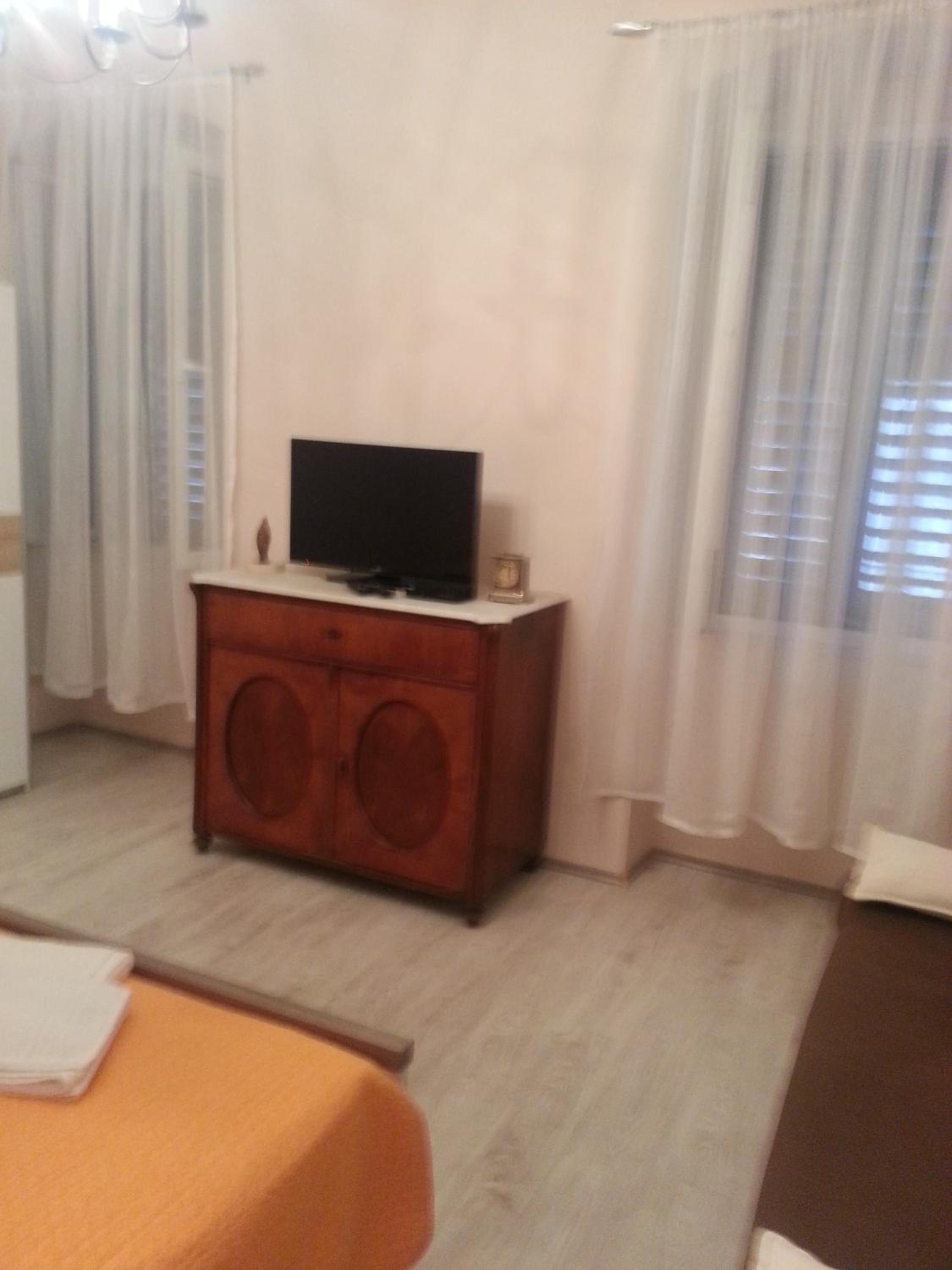 One-Bedroom Apartment - Photo 4