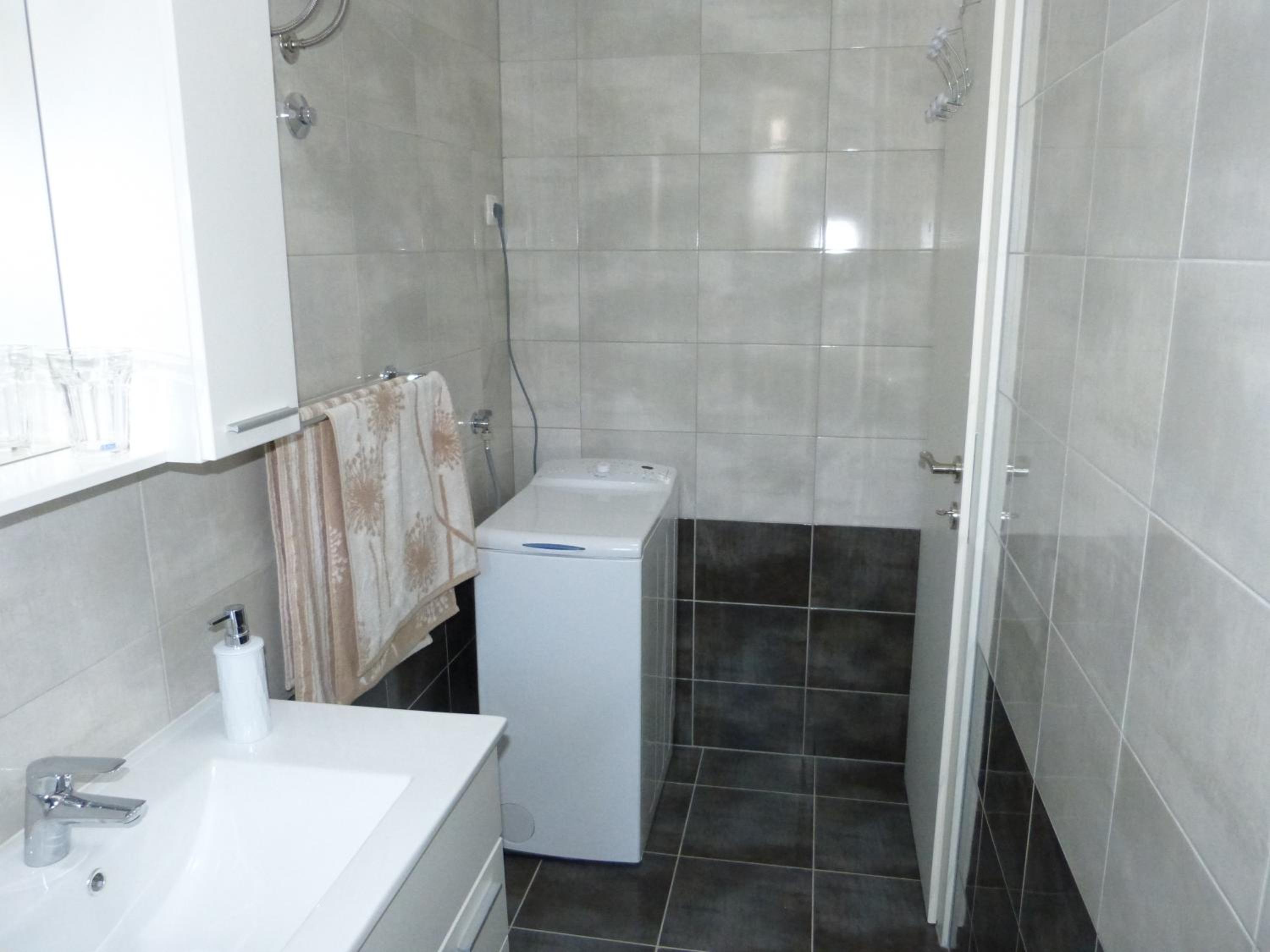 One-Bedroom Apartment - Photo 3