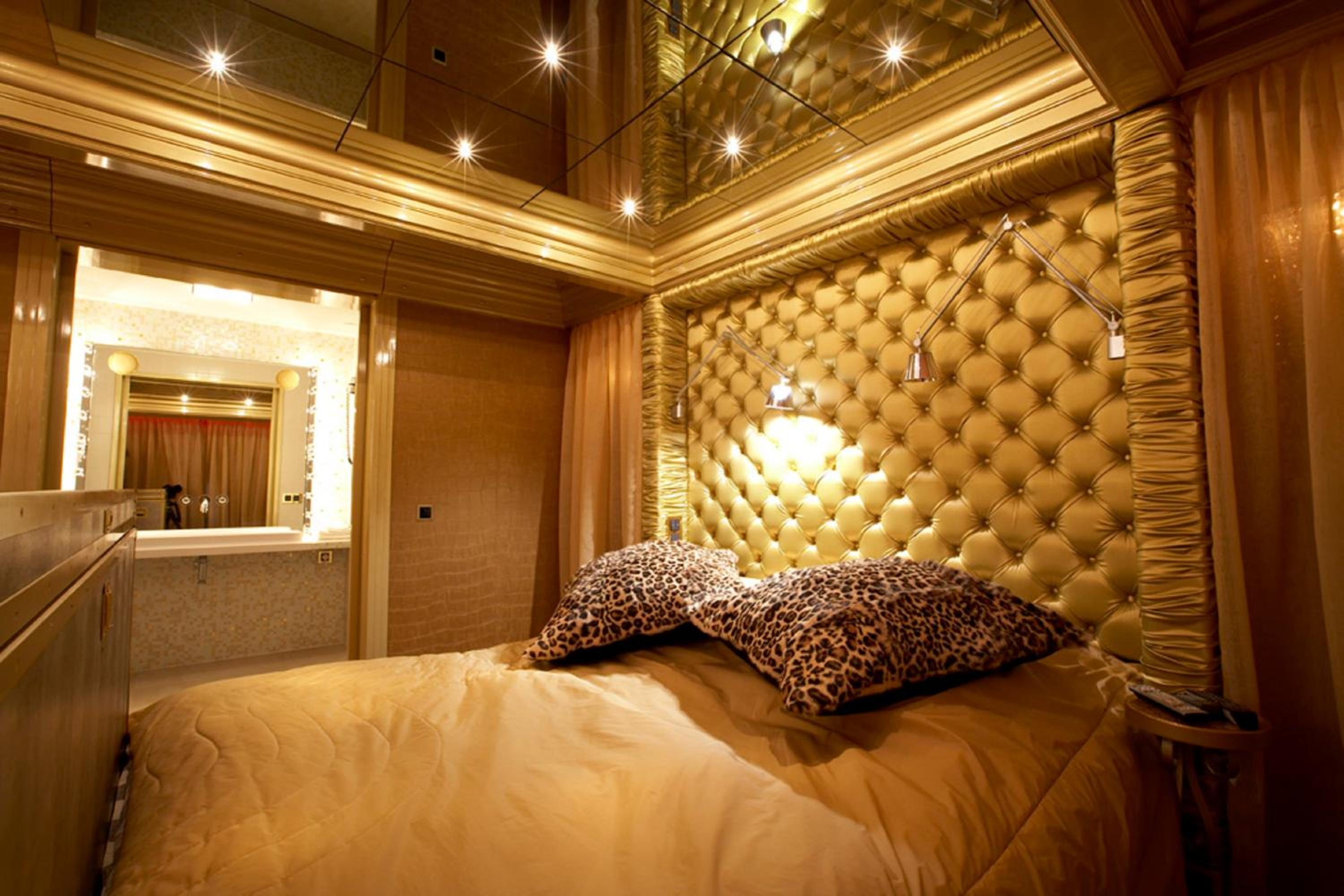 Suite With Hot Tub