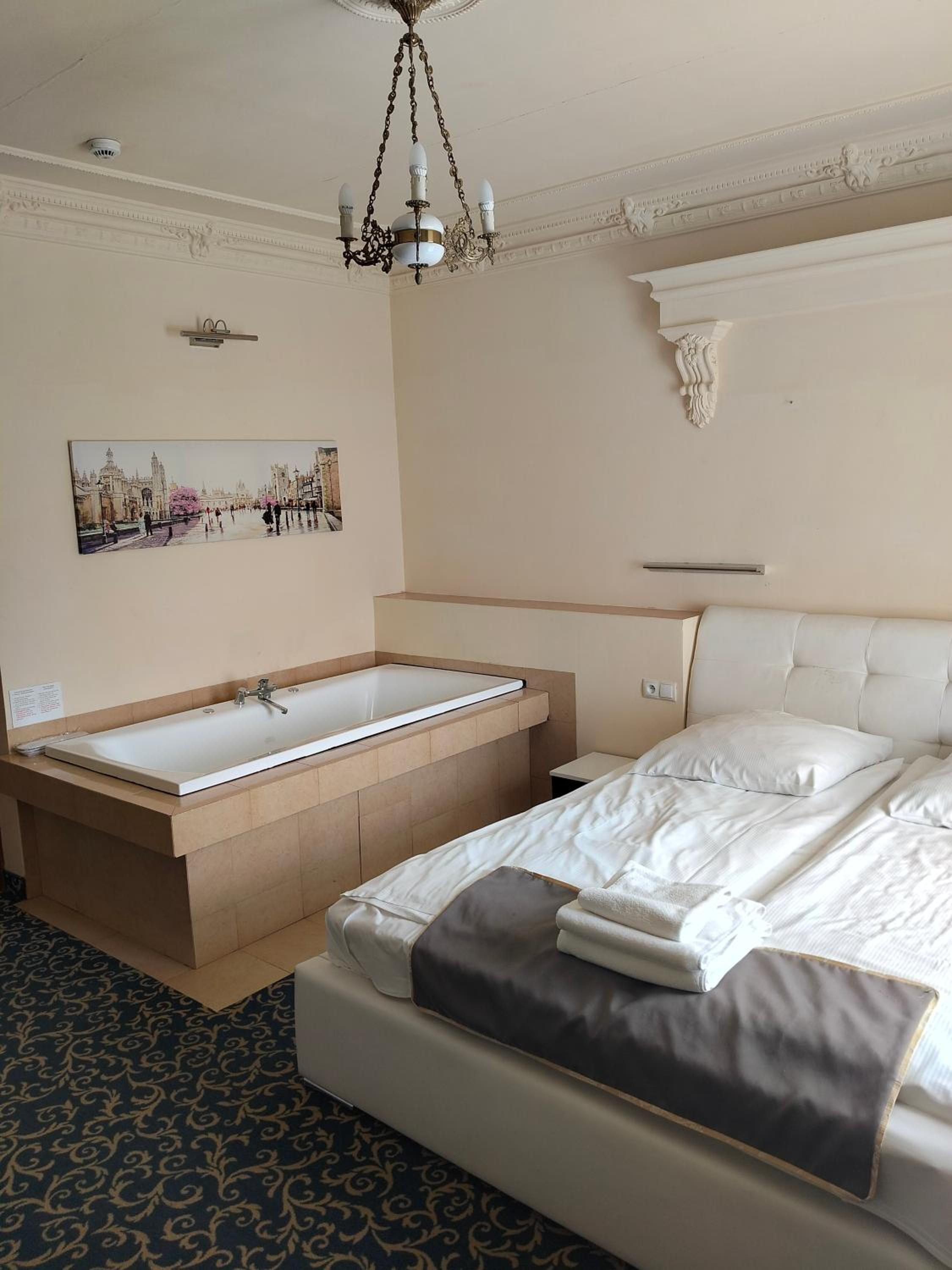 Suite with Hot Tub photo 2