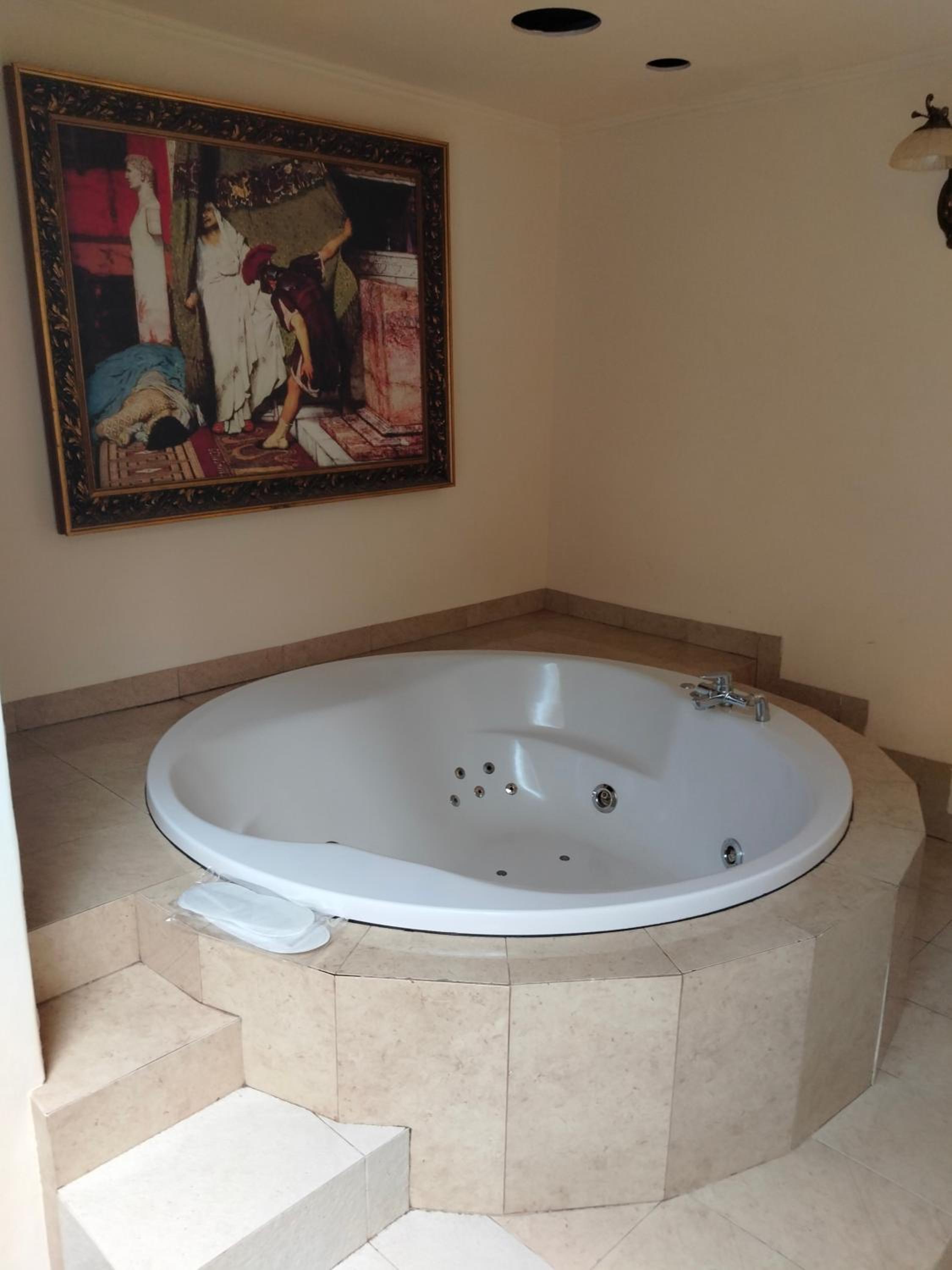 Suite with Hot Tub photo 3