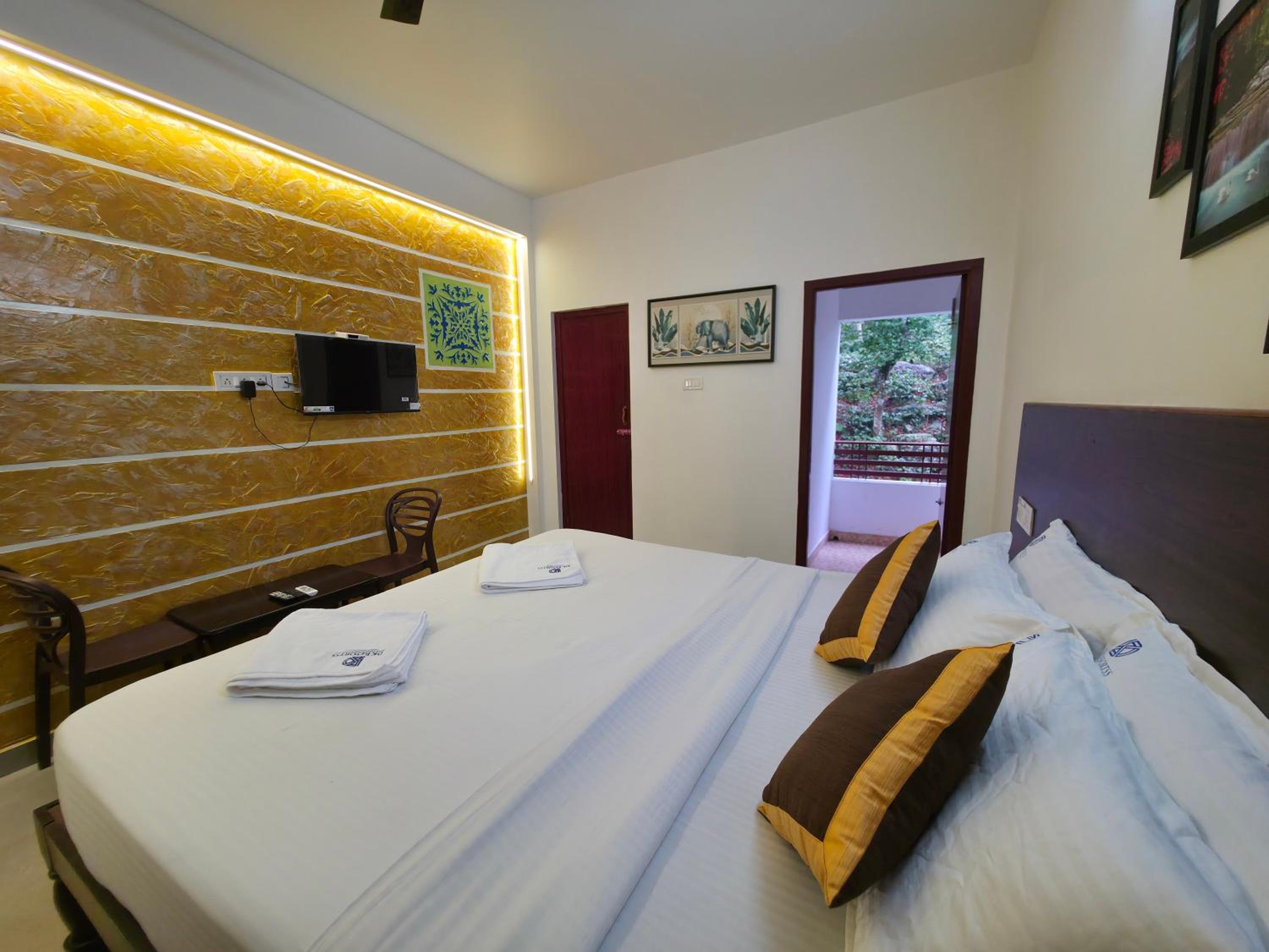 Deluxe Double Room with Balcony photo 2