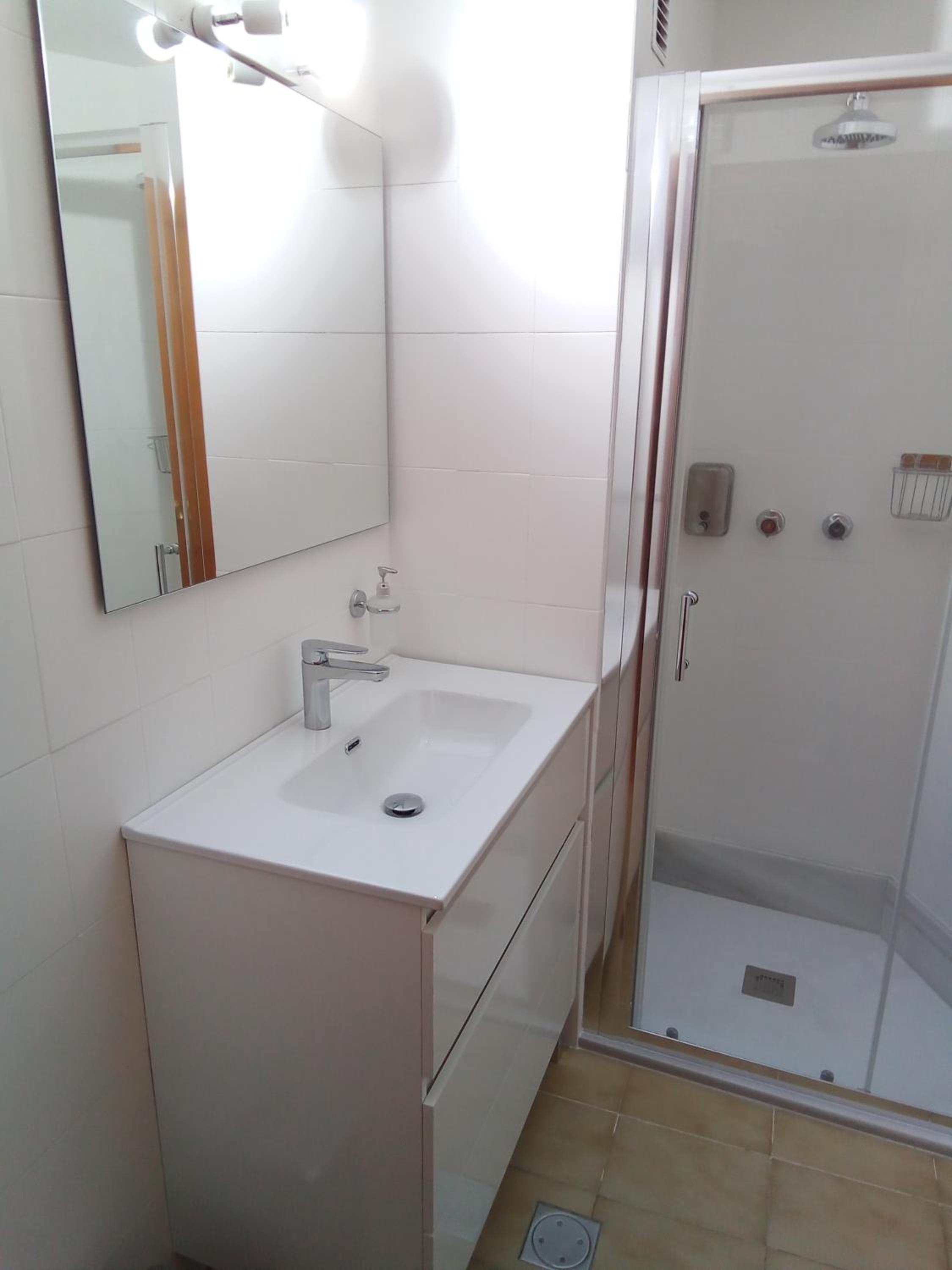 Twin Room with Private Bathroom photo 2