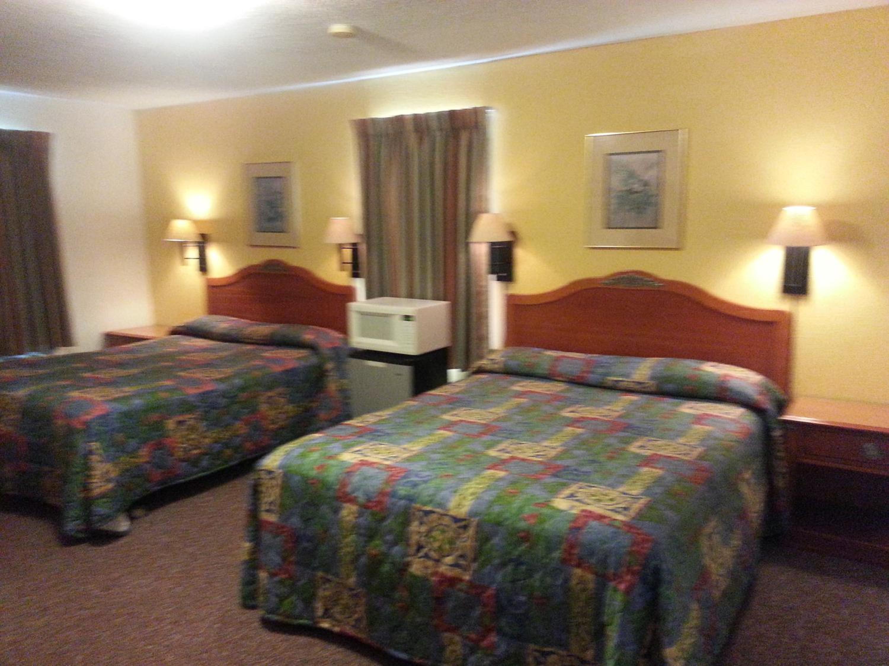 Queen Room with Two Queen Beds photo 3