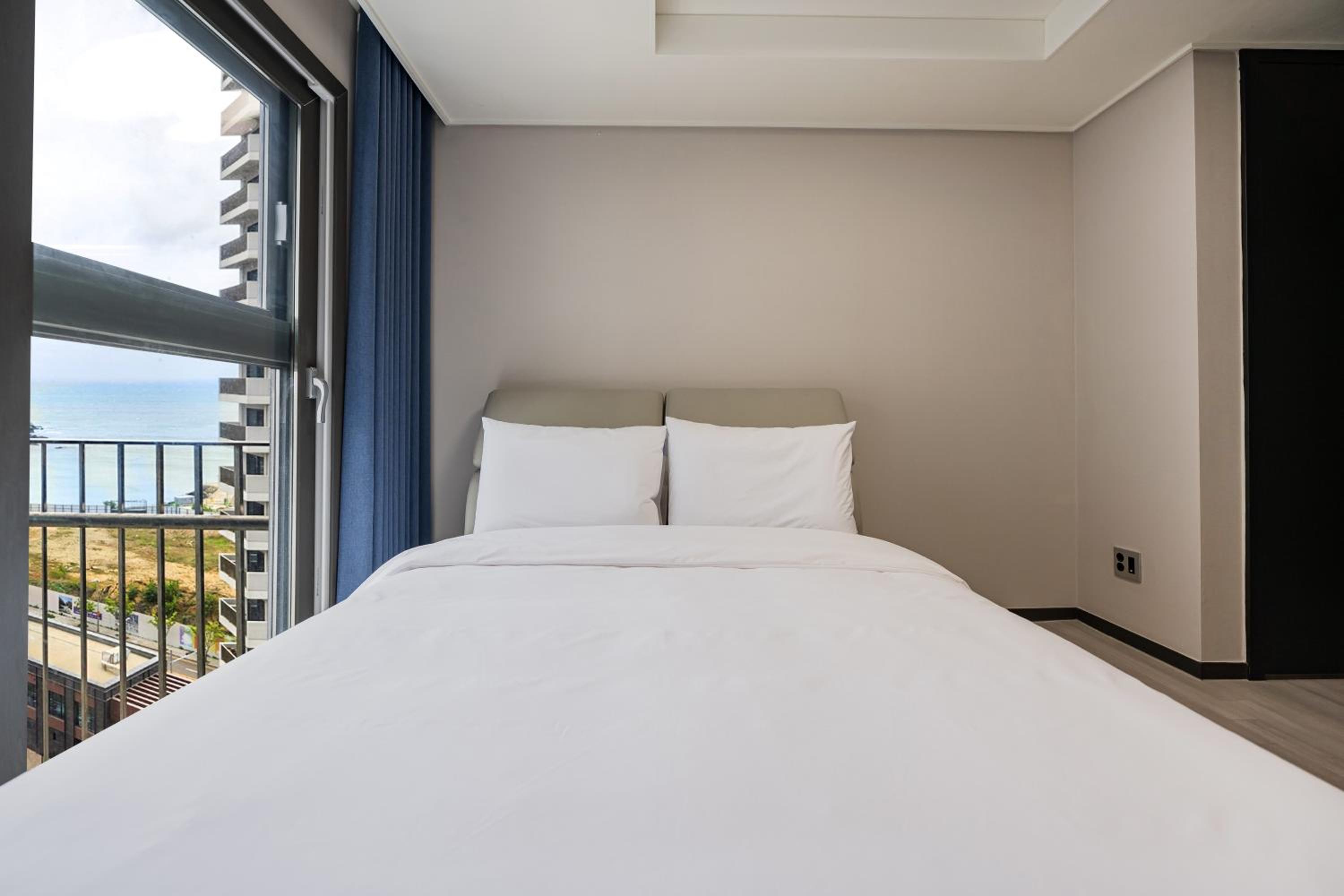 Suite 3 Rooms with Terrace & Partial Ocean View
