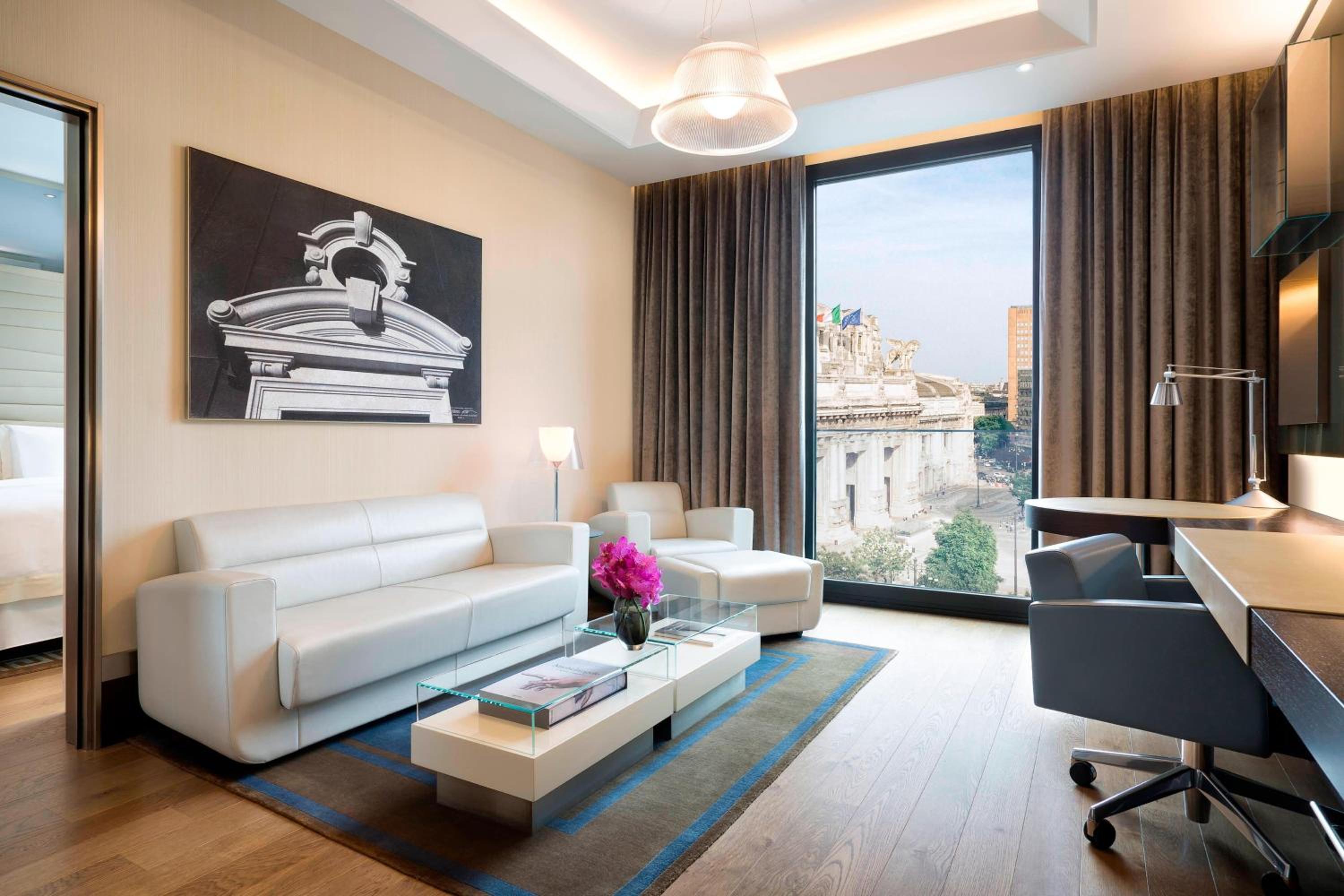 One-Bedroom Atelier King Suite with Piazza View