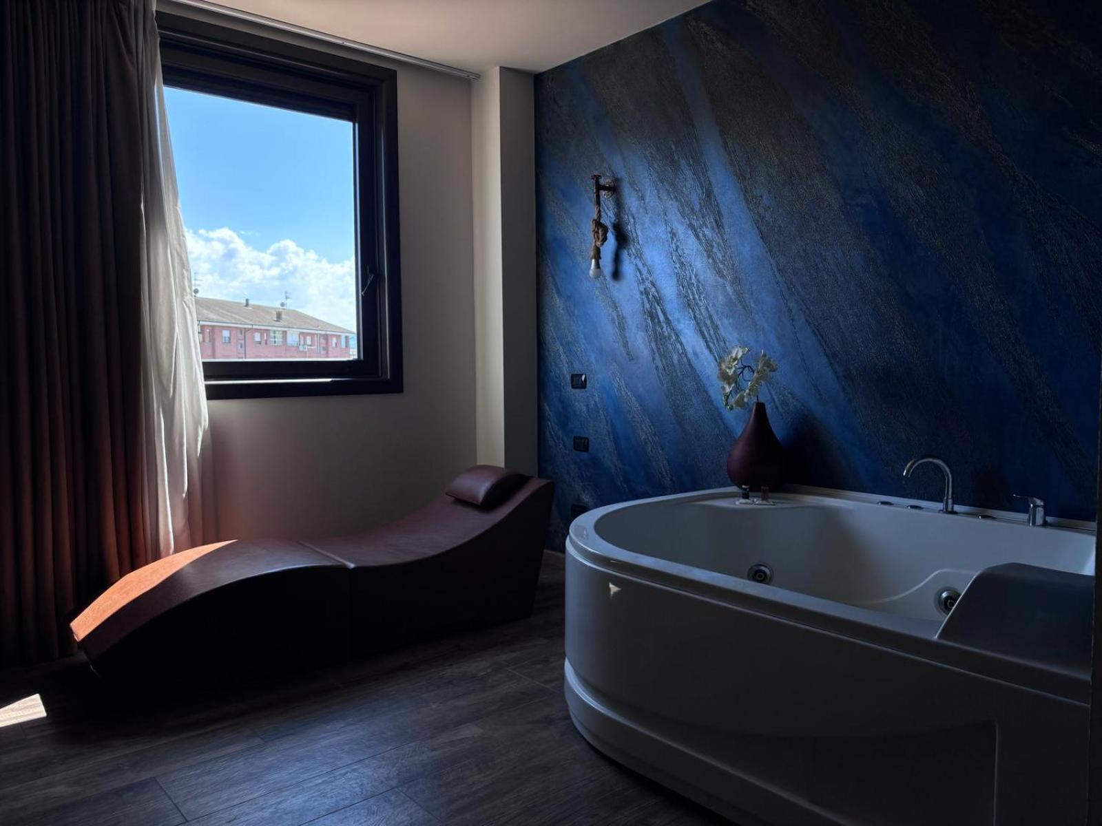 Suite with Spa Access photo 3