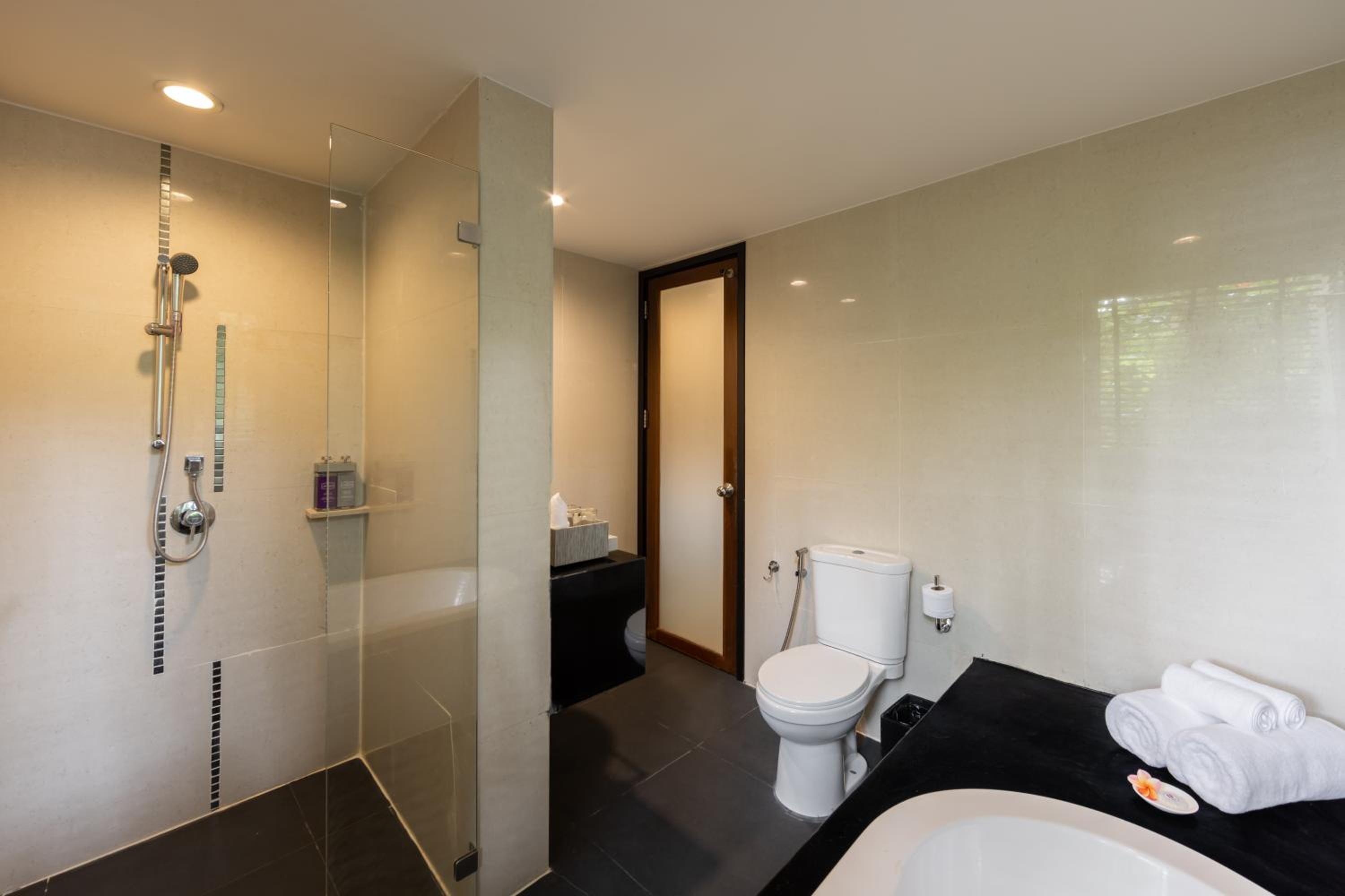 Riverside Suite with Bathtub ( 24 hours Use of Room ) - Photo 6