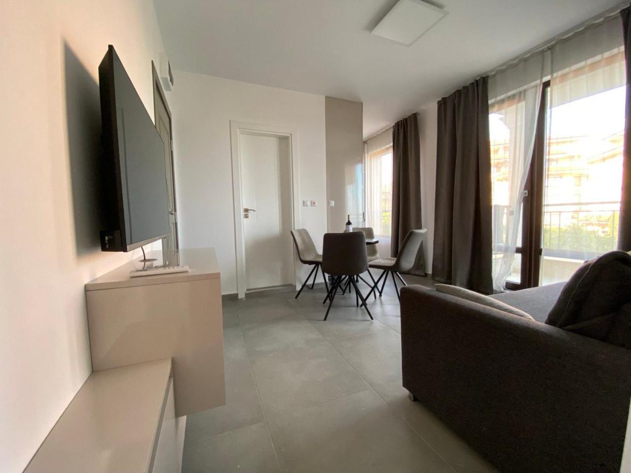 One-Bedroom Apartment with Balcony photo 3