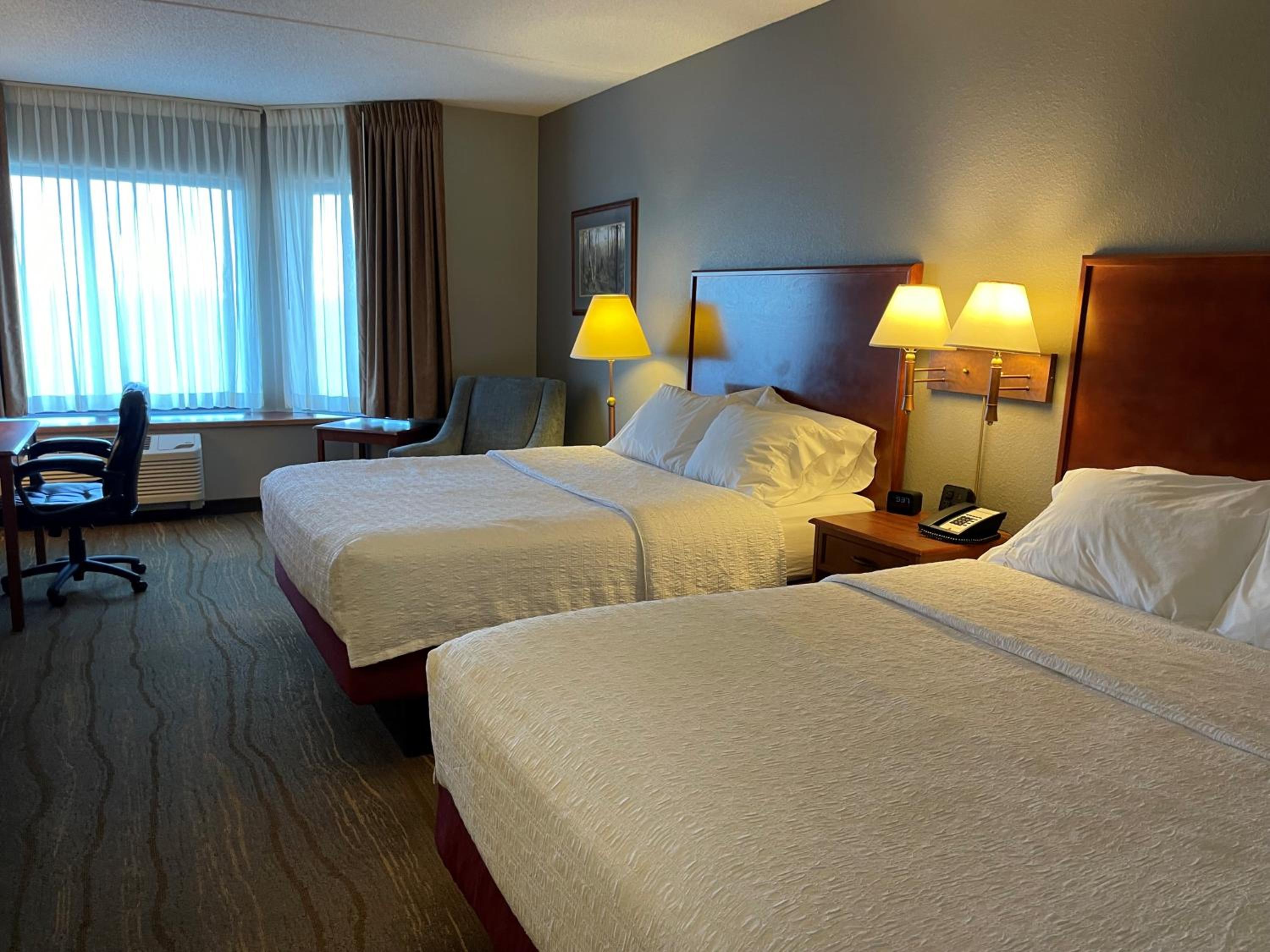 Queen Room with Two Queen Beds and Lake View - Non-Smoking photo 2