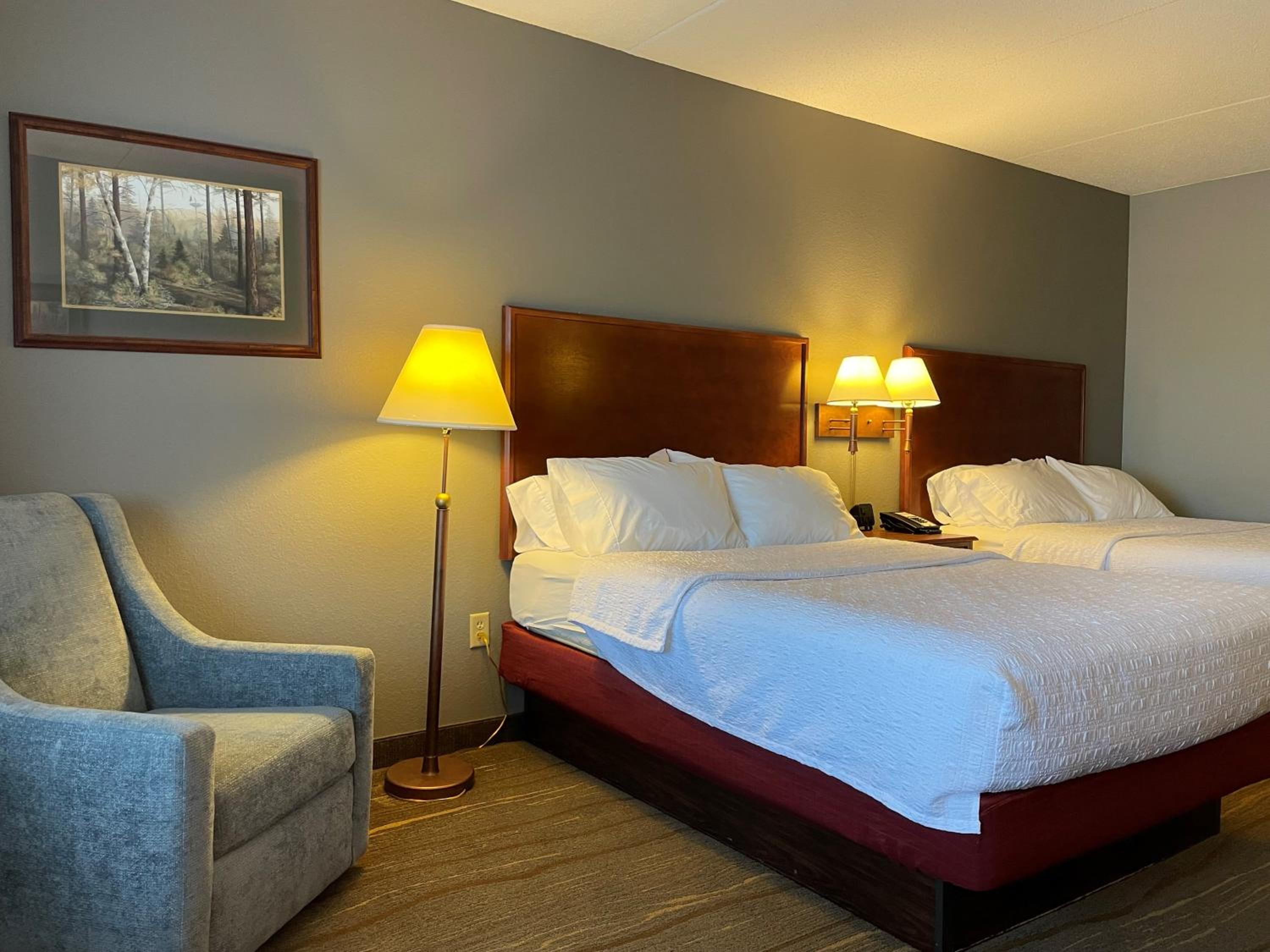 Queen Room with Two Queen Beds and Lake View - Non-Smoking photo 1