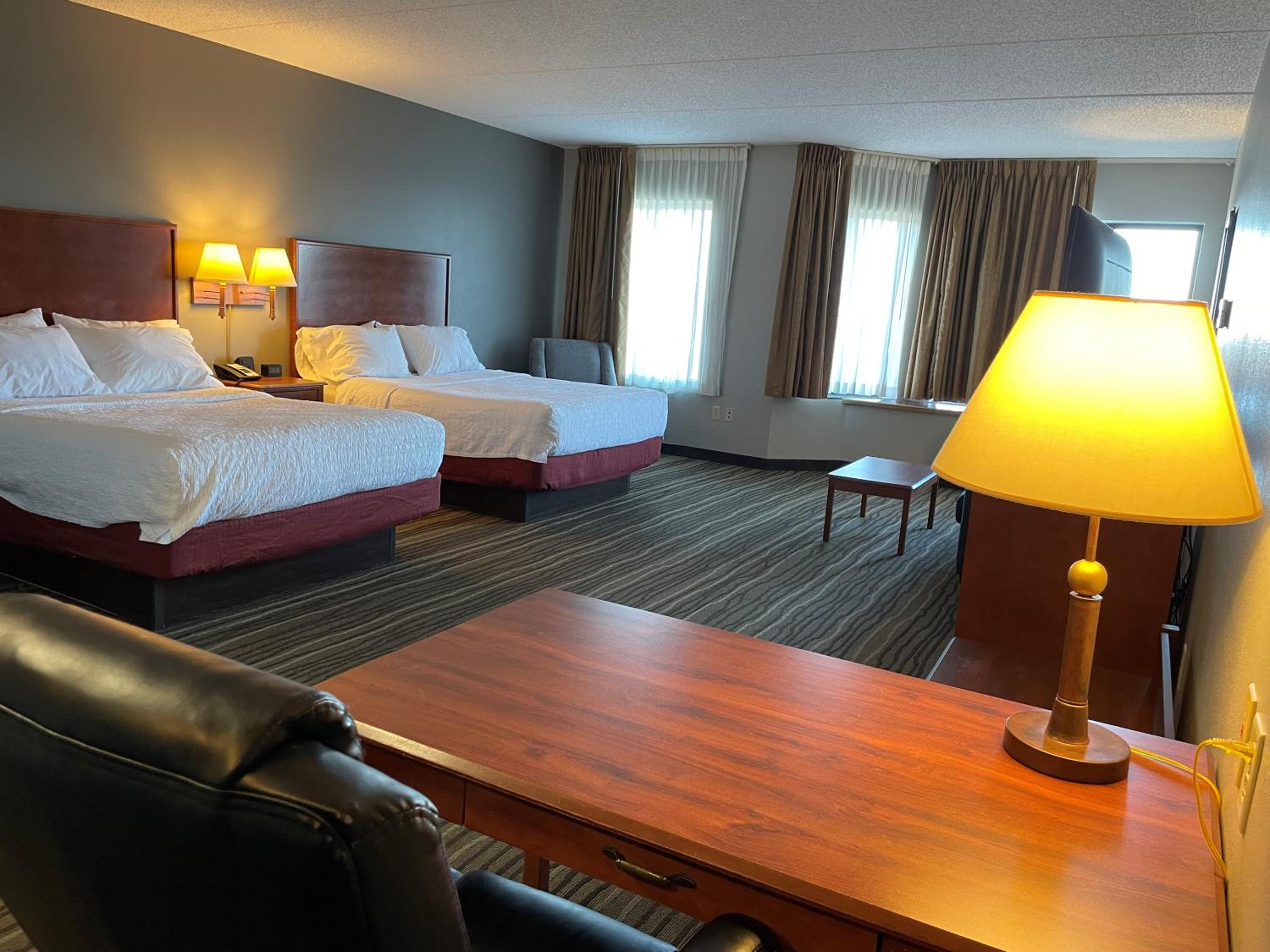 Queen Studio Suite with Two Queen Beds and Lake View - Non-Smoking photo 2